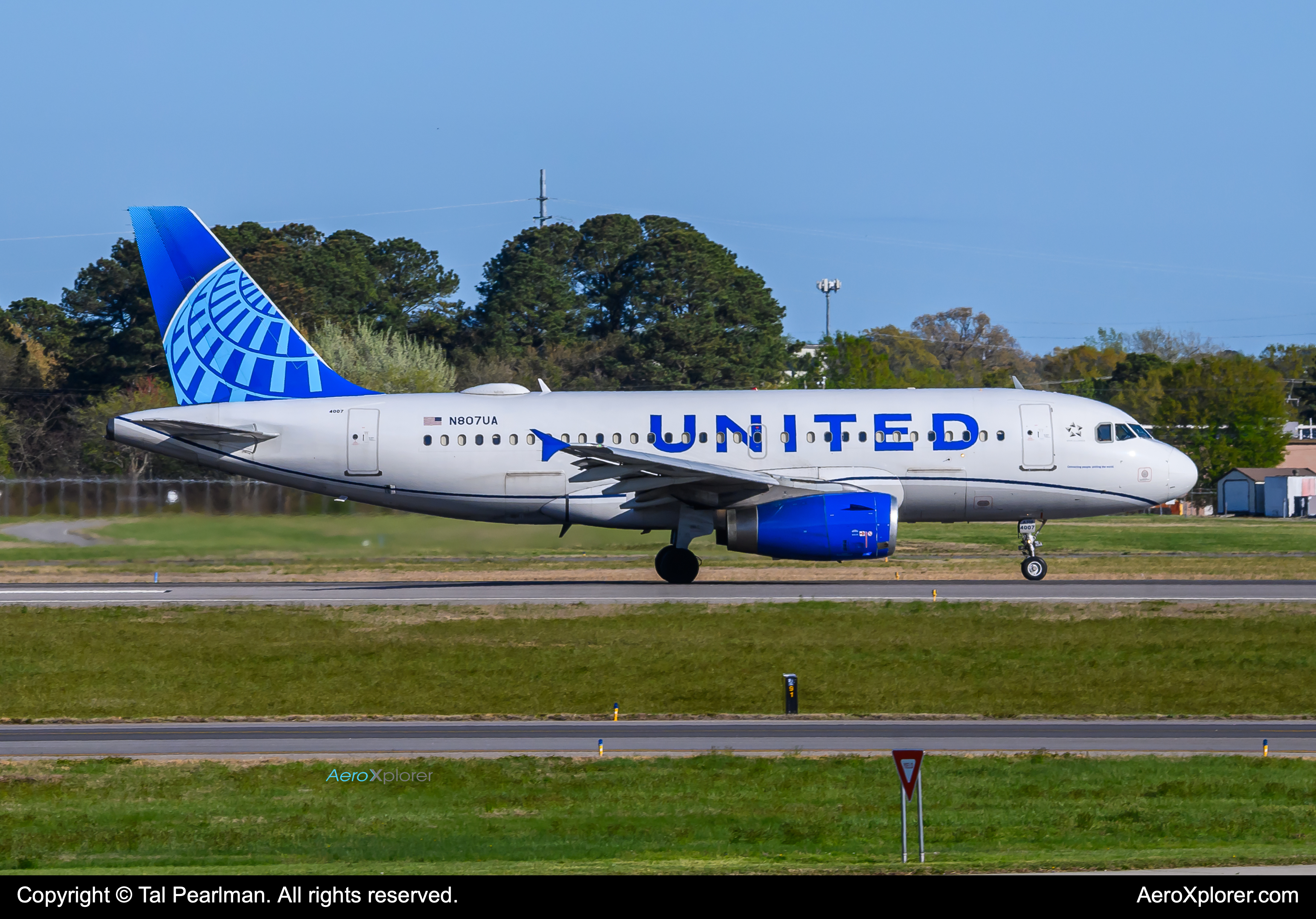 Full size: United Airlines Airbus A319 N807UA at Norfolk International Airport