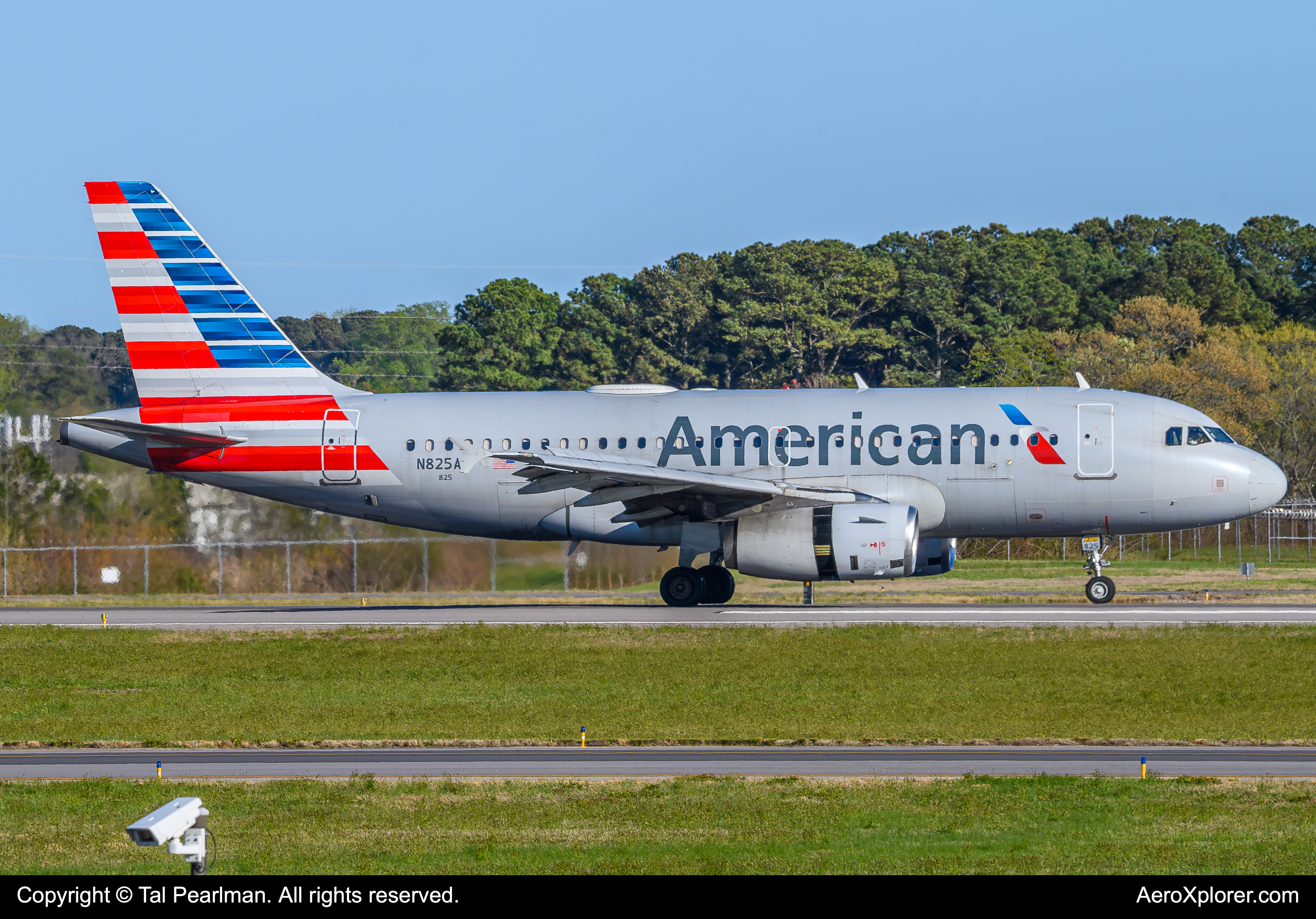Full size: American Airlines Airbus A319 N825AW at Norfolk International Airport