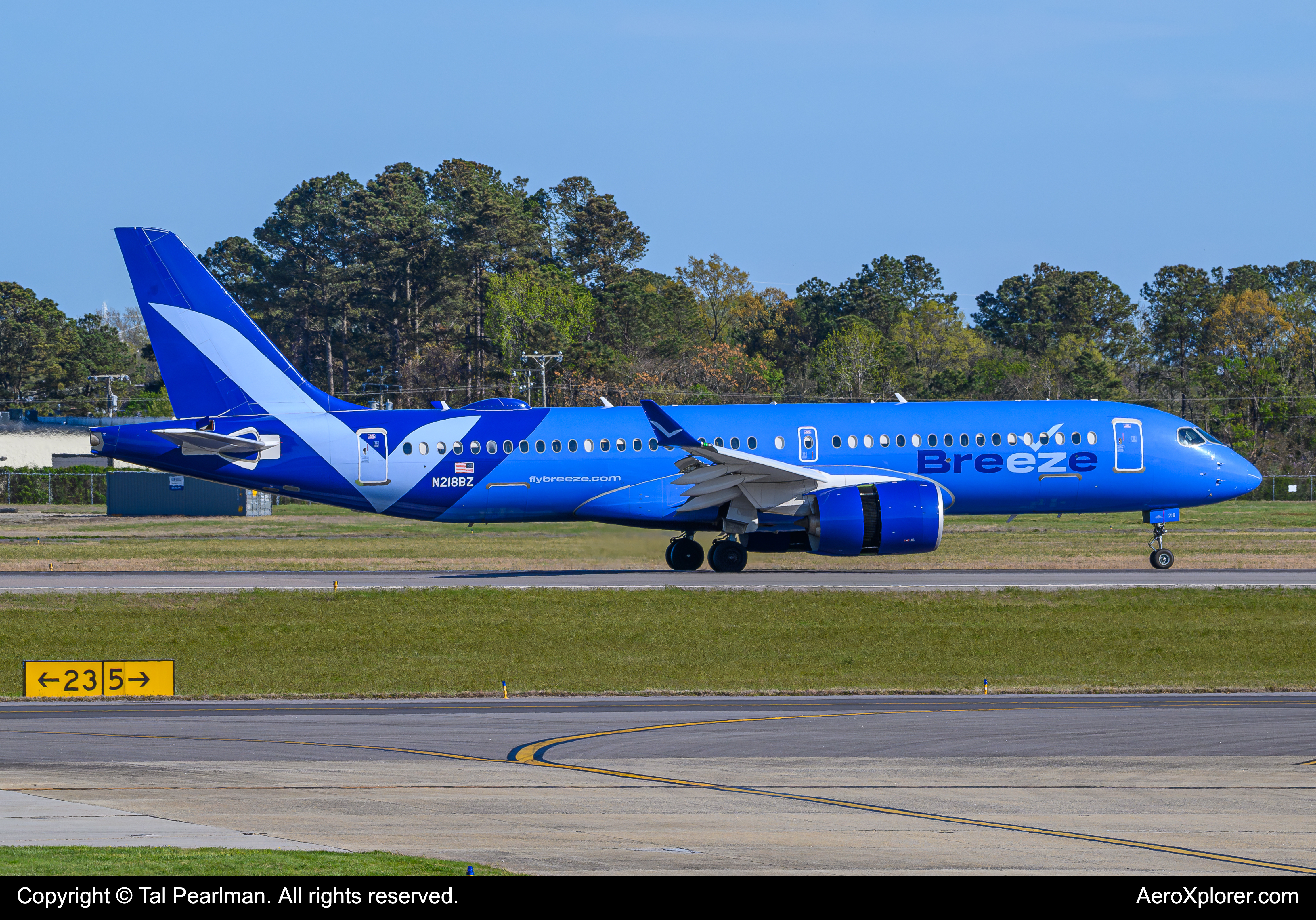 Full size: Breeze Airways Airbus A220-300 N218BZ at Norfolk International Airport