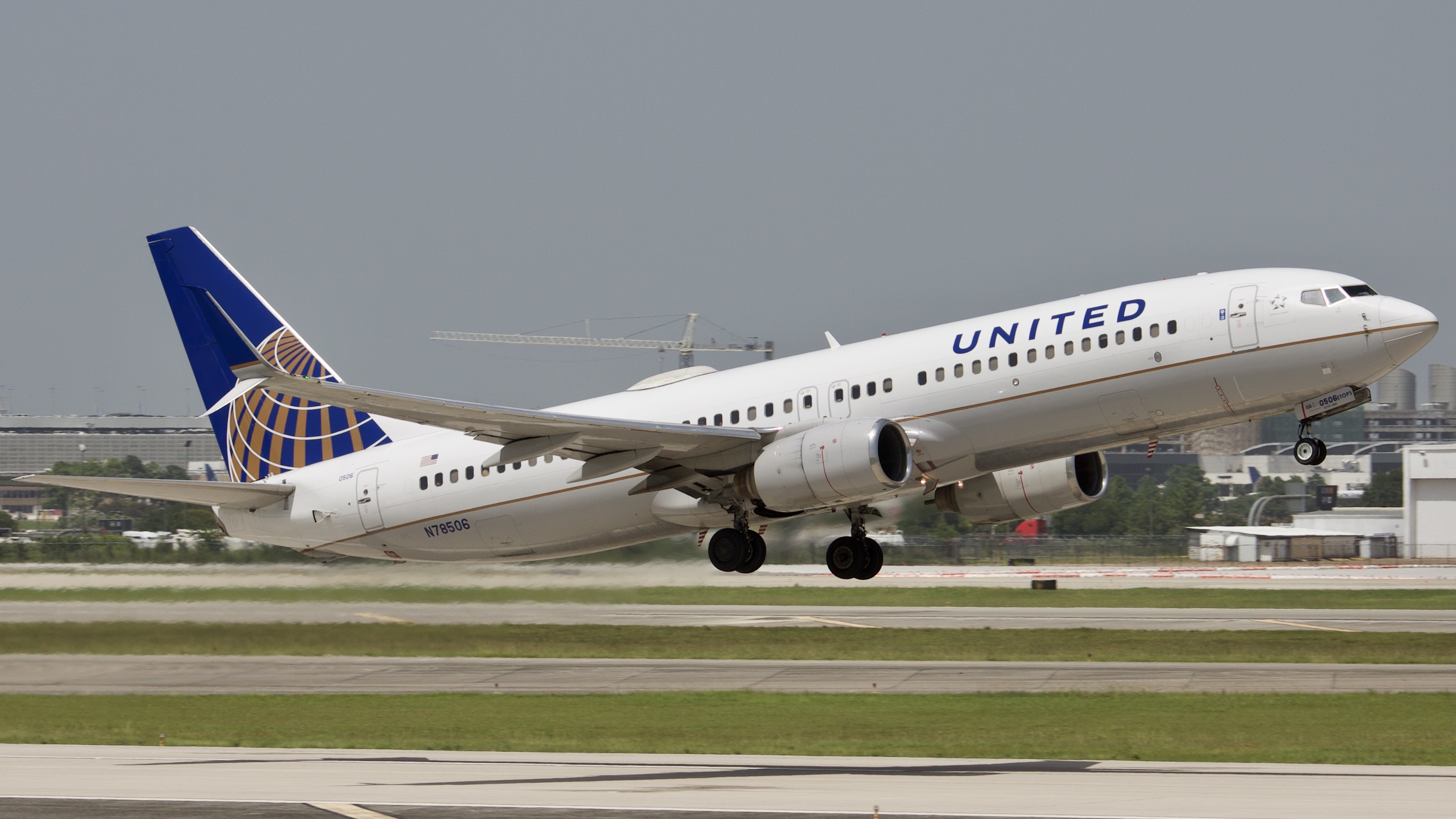 Full size: United Airlines Boeing 737-800 N78506 at Houston-George Bush Intercontinental Airport