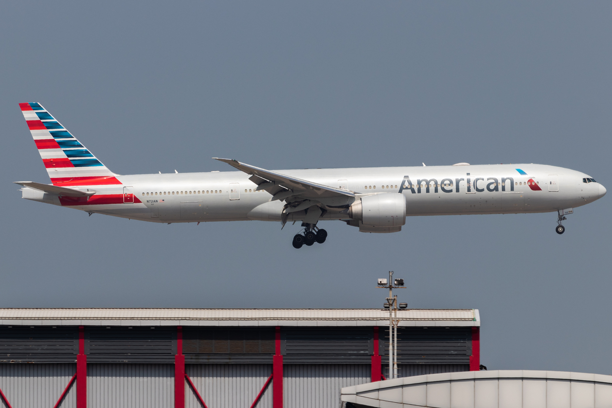 Full size: American Airlines Boeing 777-300ER N721AN at Hong Kong International Airport