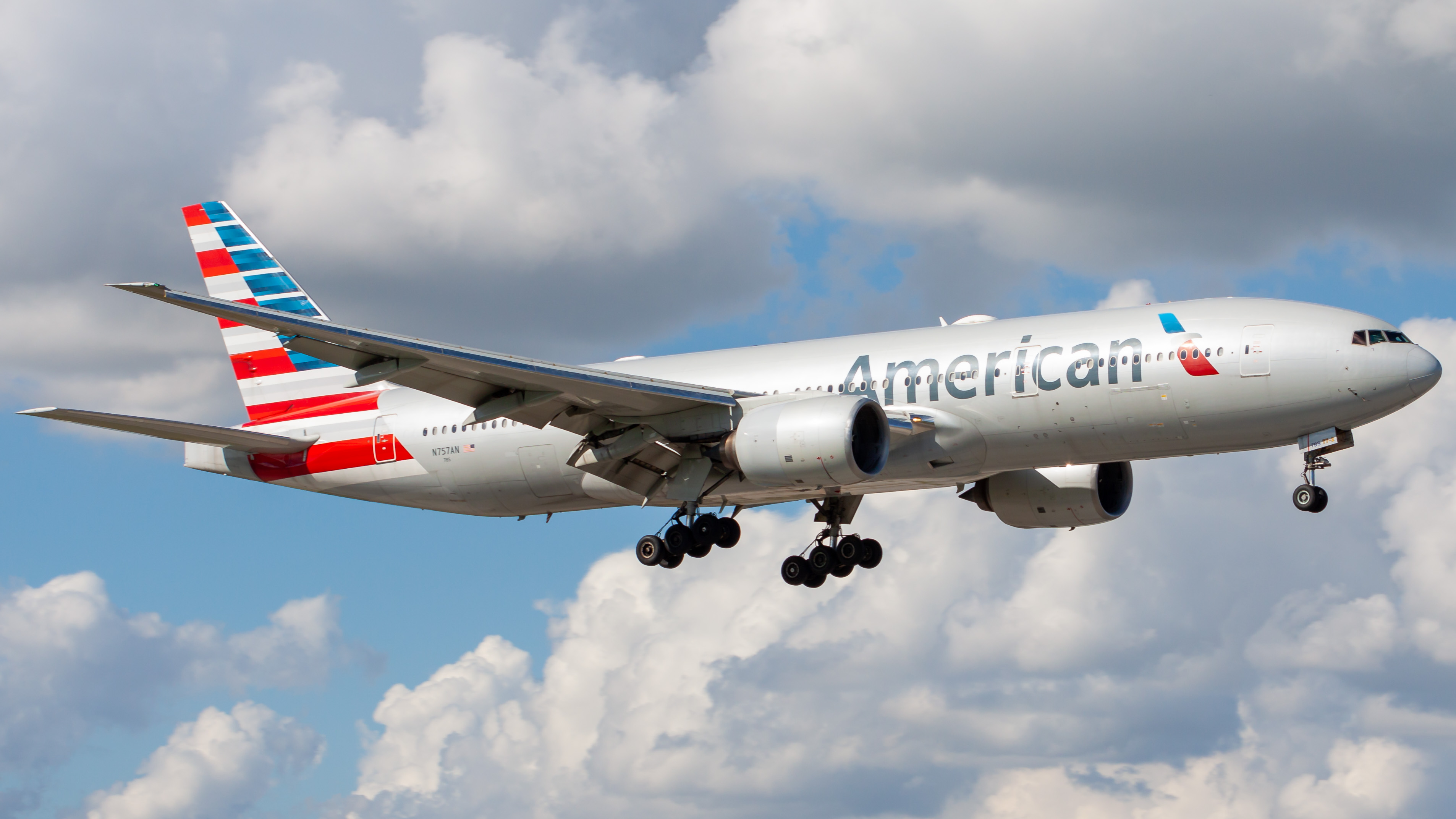 Full size: American Airlines Boeing 777-200ER N757AN at Miami International Airport