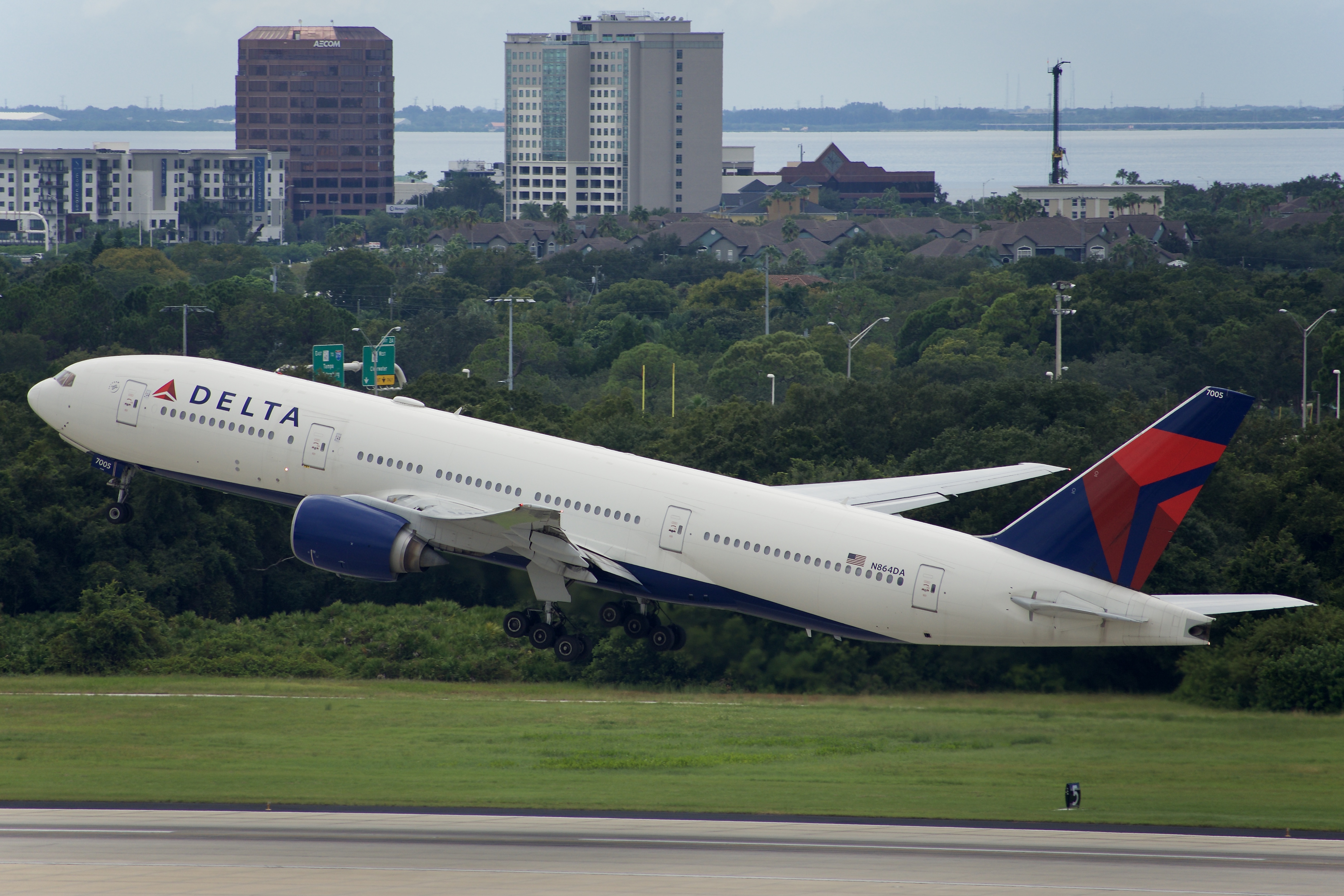 Full size: Delta Airlines Boeing 777-200ER N864DA at Tampa International Airport