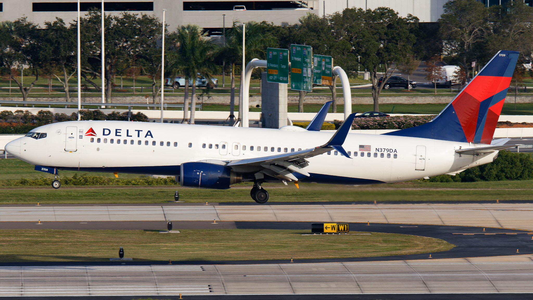 Full size: Delta Airlines Boeing 737-800 N379DA at Tampa International Airport