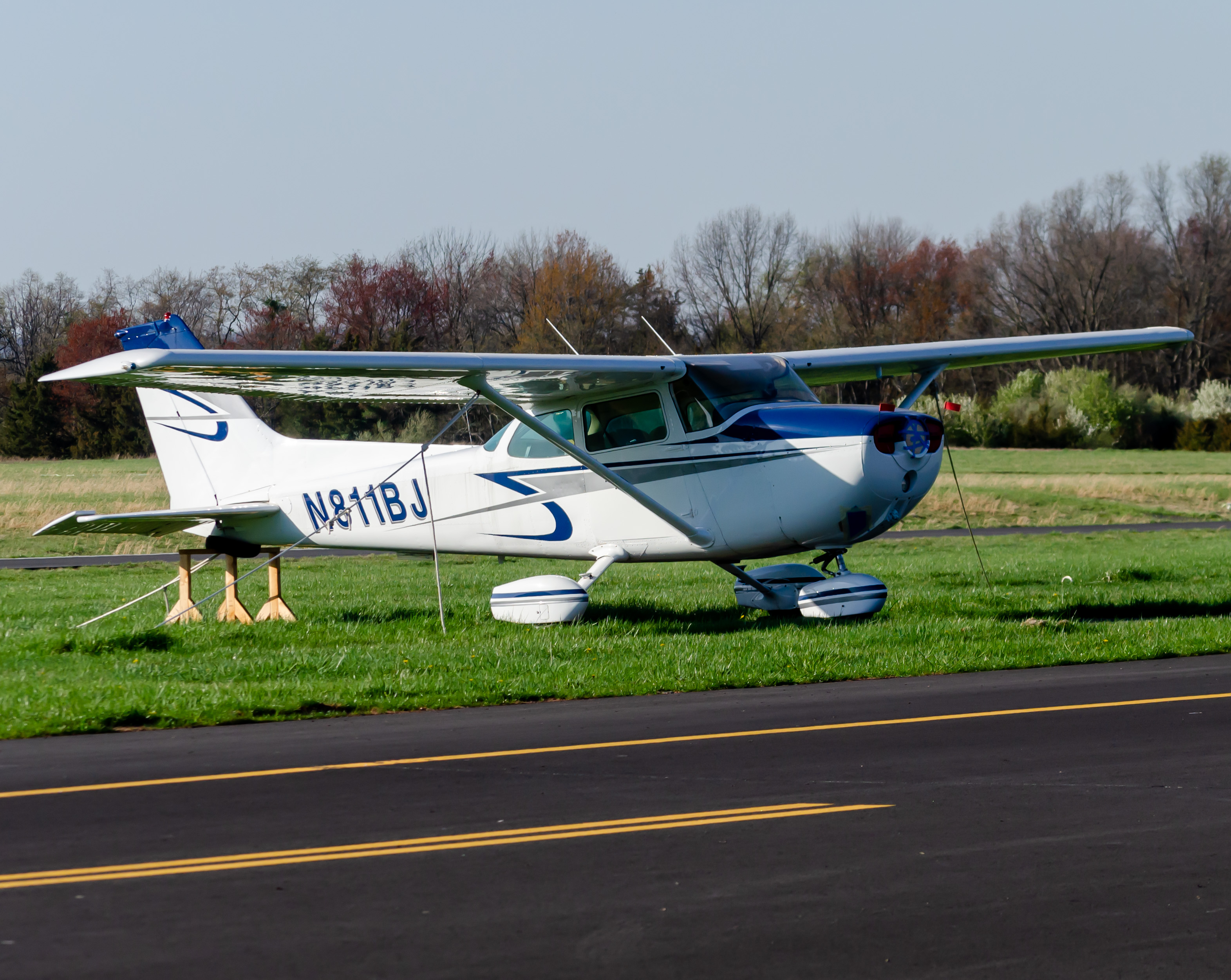 Full size: PRIVATE Cessna 172 N811BJ at 