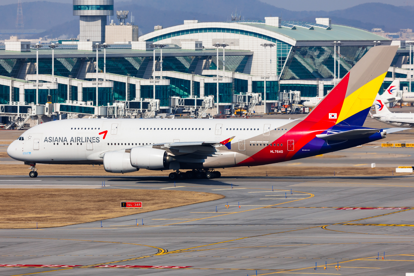 Full size: Asiana Airlines Airbus A380-800 HL7640 at Seoul-Incheon International Airport