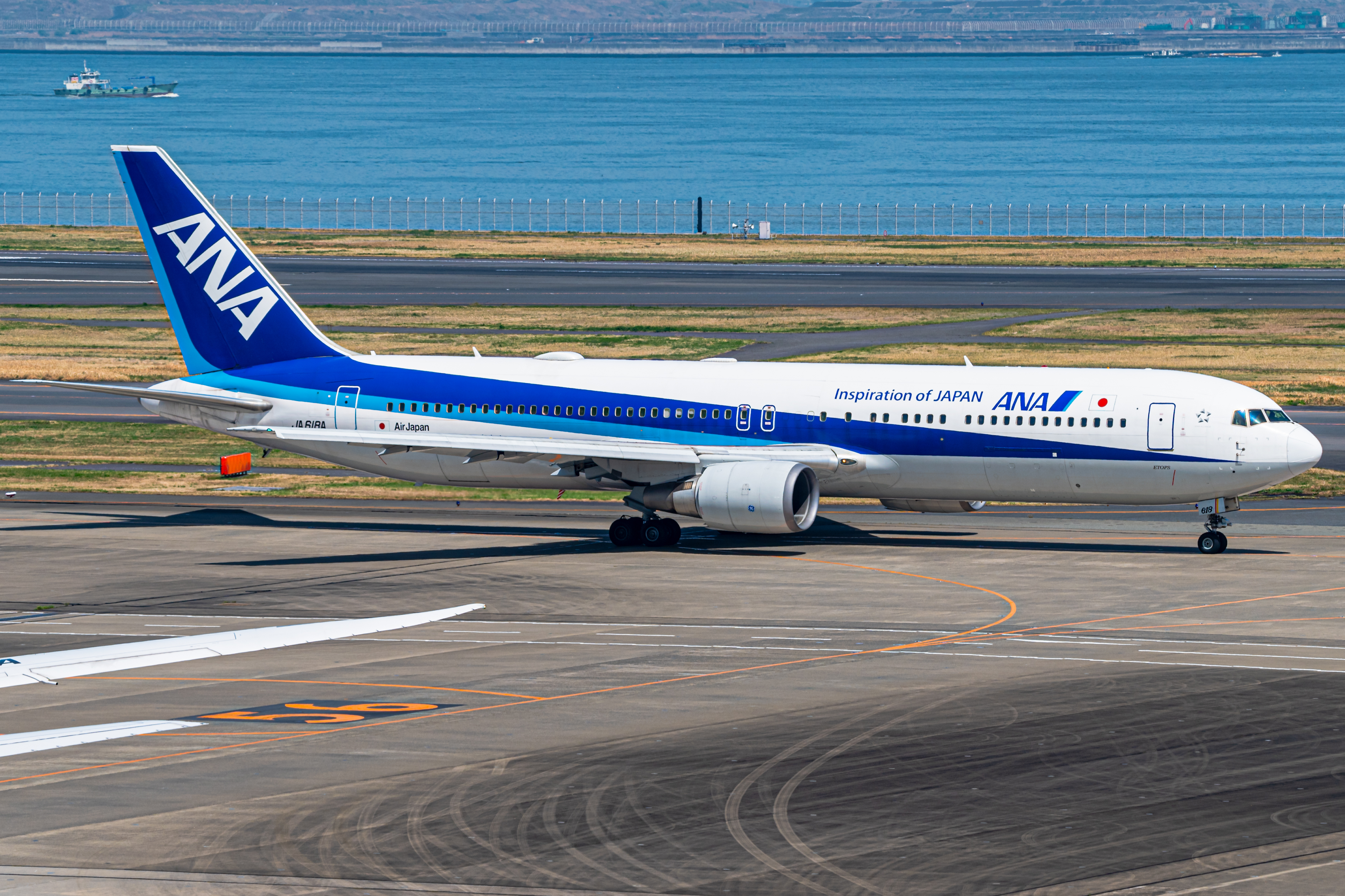 Full size: All Nippon Airways Boeing 767-300ER JA619A at Tokyo-Haneda Airport