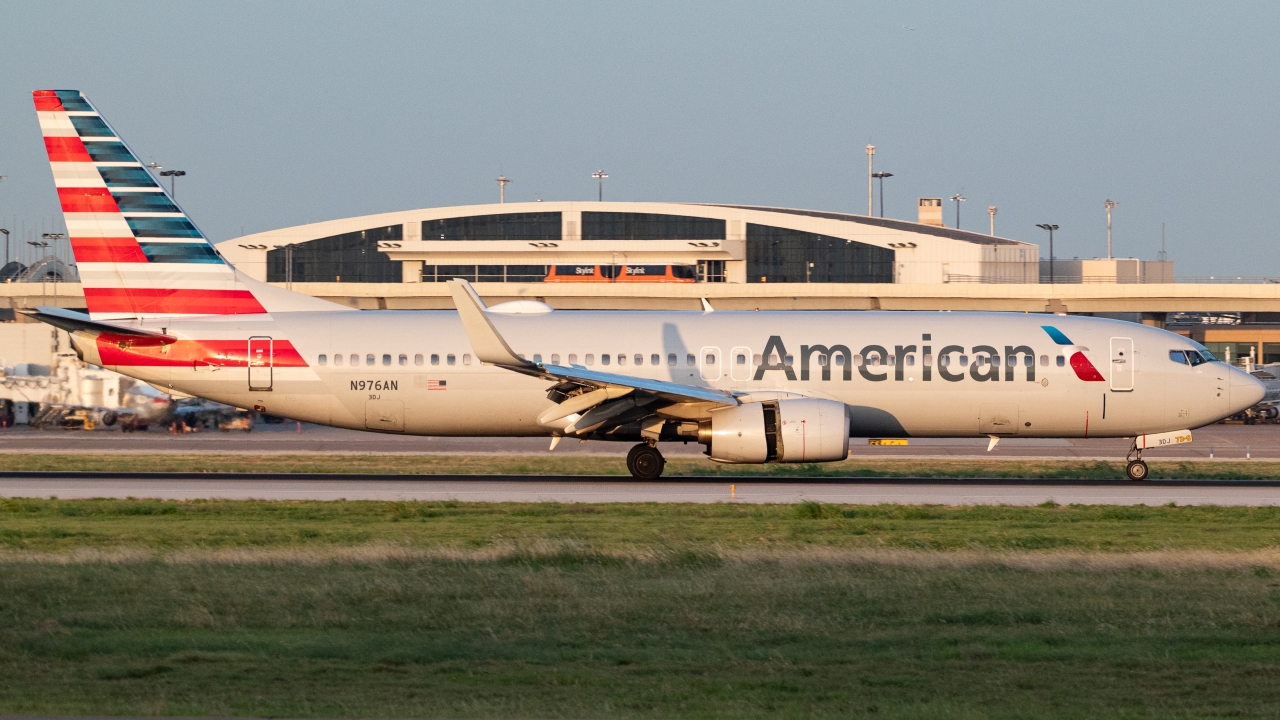 Full size: American Airlines Boeing 737-800 N976AN at Dallas-Fort Worth International Airport