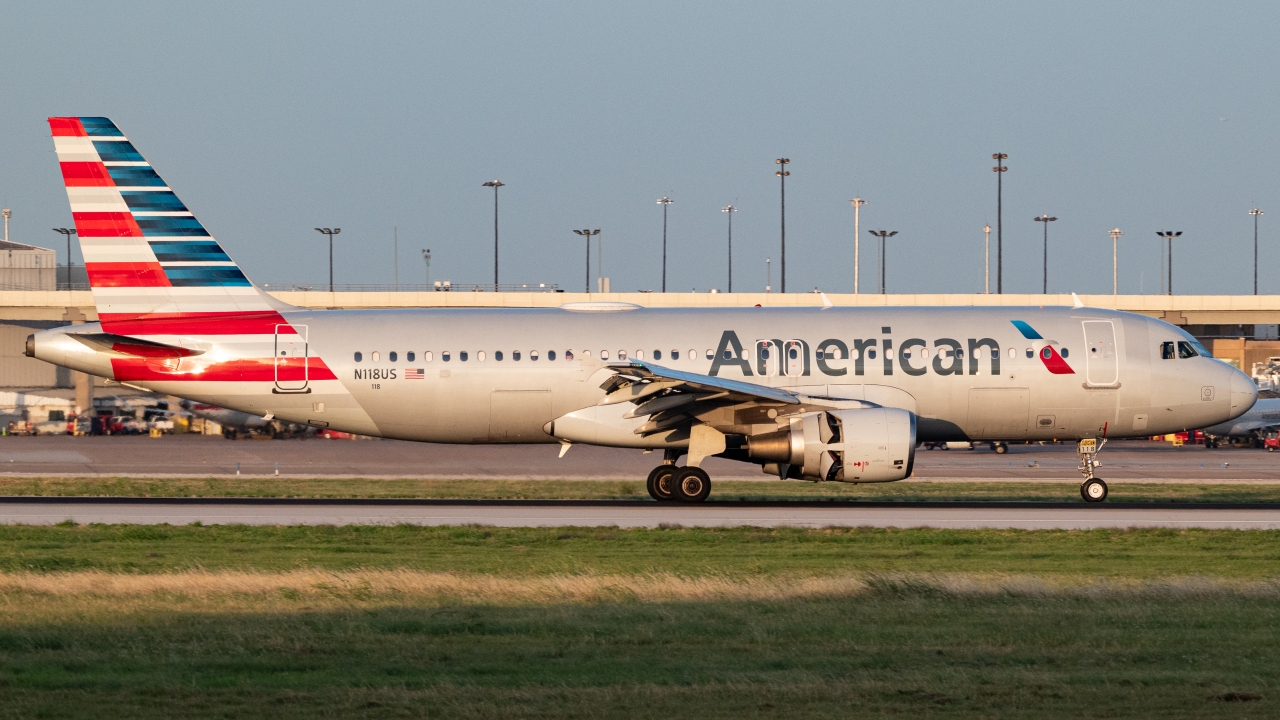 Full size: American Airlines Airbus A320 N118US at Dallas-Fort Worth International Airport