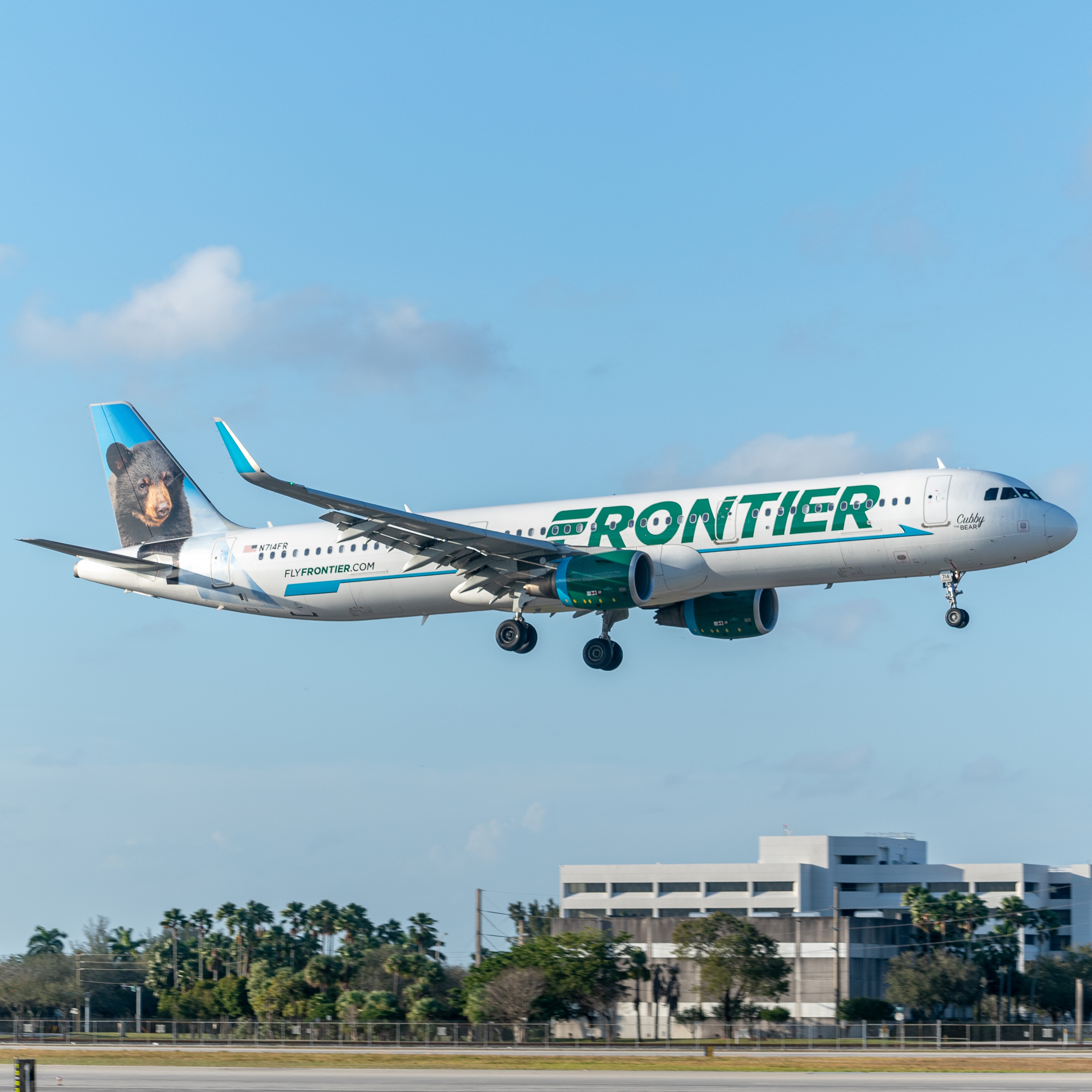 Full size: Frontier Airlines Airbus A321-200 N714FR at Miami International Airport