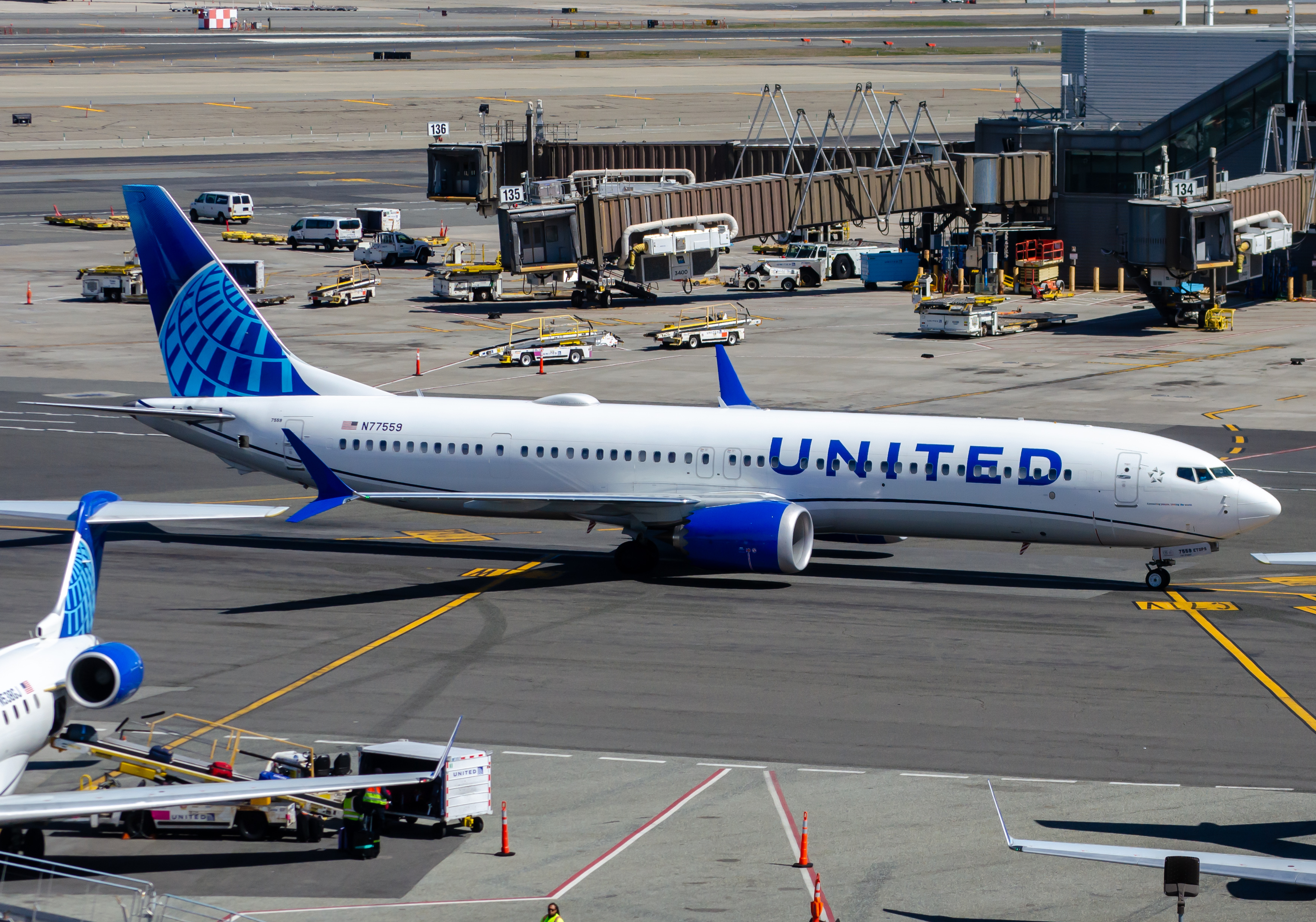 Full size: United Airlines Boeing 737 MAX 9 N77559 at Newark Liberty International Airport