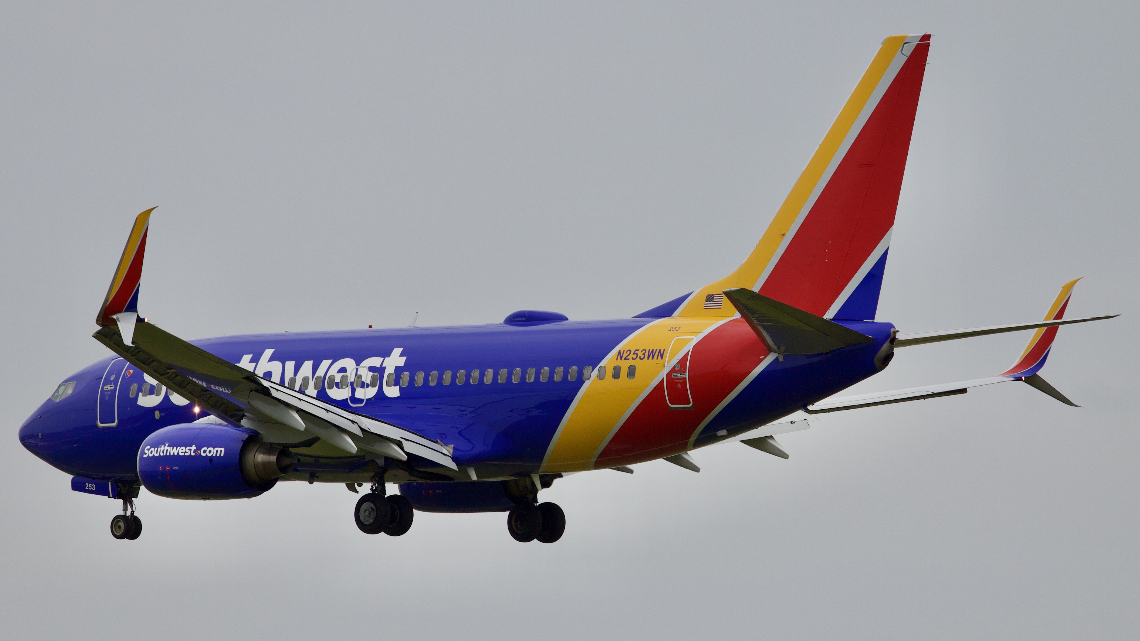 Full size: Southwest Airlines Boeing 737-700 N253WN at Houston-George Bush Intercontinental Airport