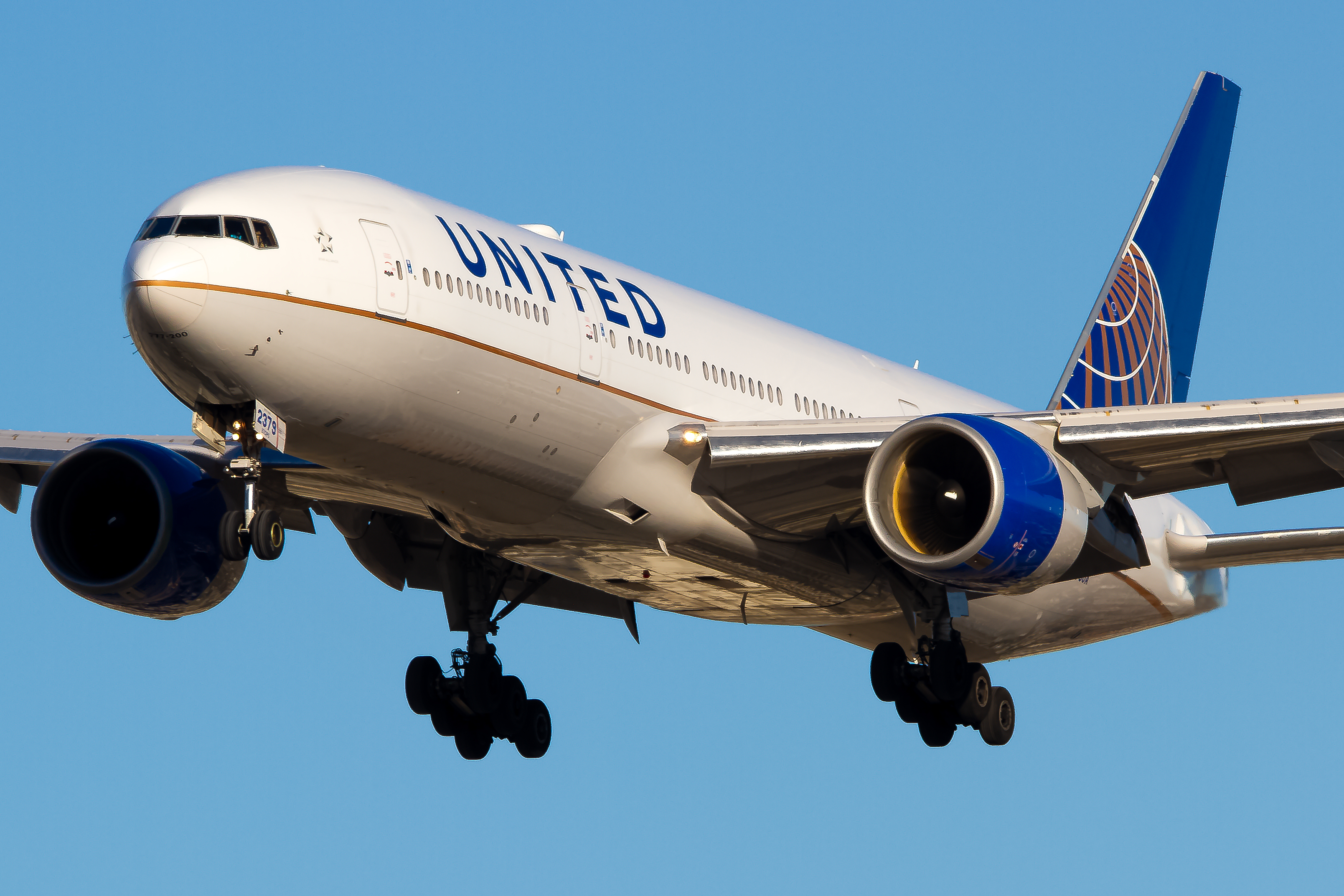 Full size: United Airlines Boeing 777-200 N779UA at Los Angeles International Airport