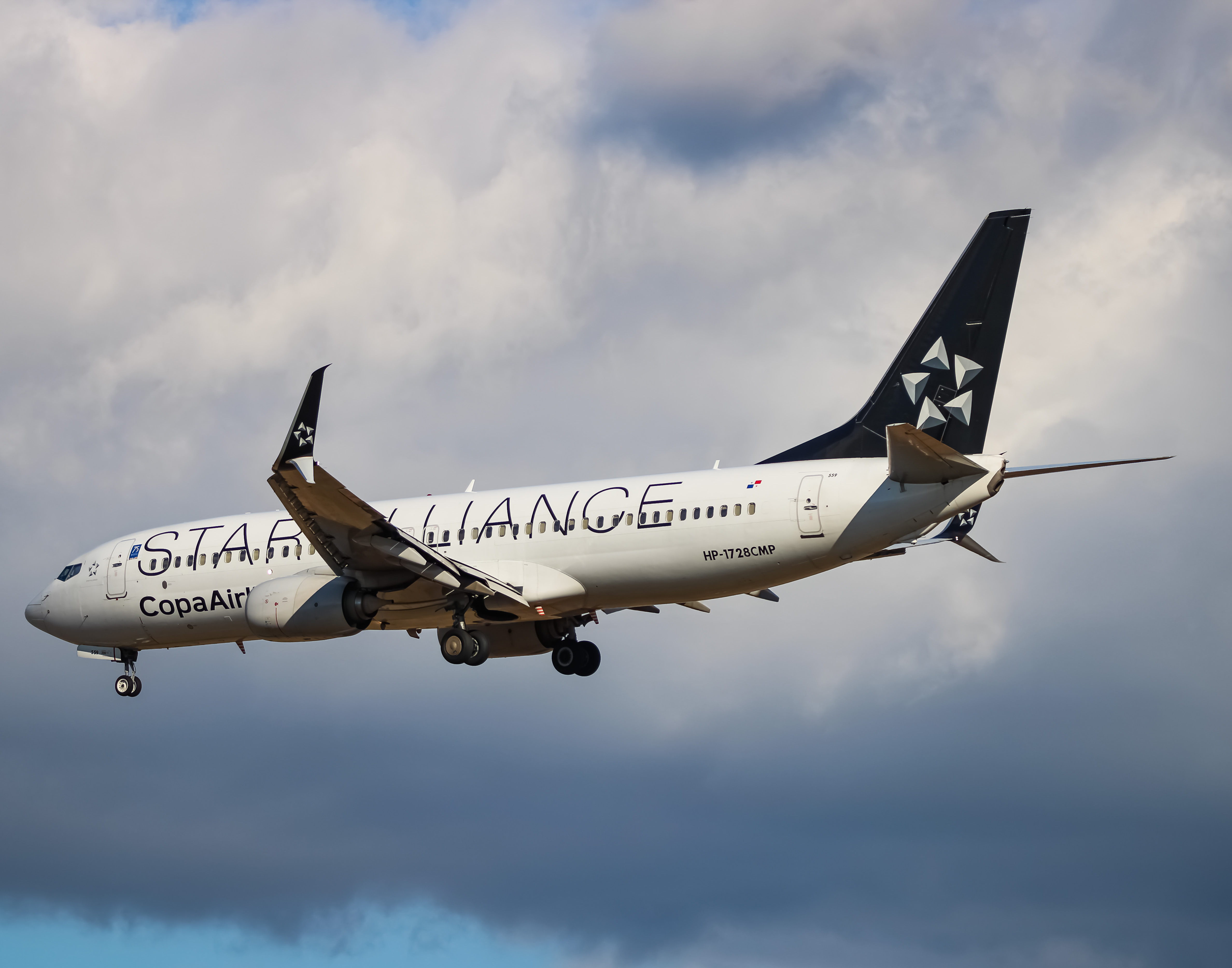 Full size: Copa Airlines Boeing 737-800 HP-1728CMP at Washington Dulles International Airport