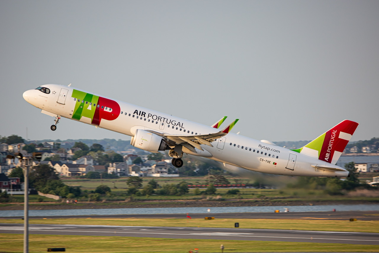 Full size: TAP Air Portugal Airbus A321NEO CS-TXE at General Edward Lawrence Logan International Airport