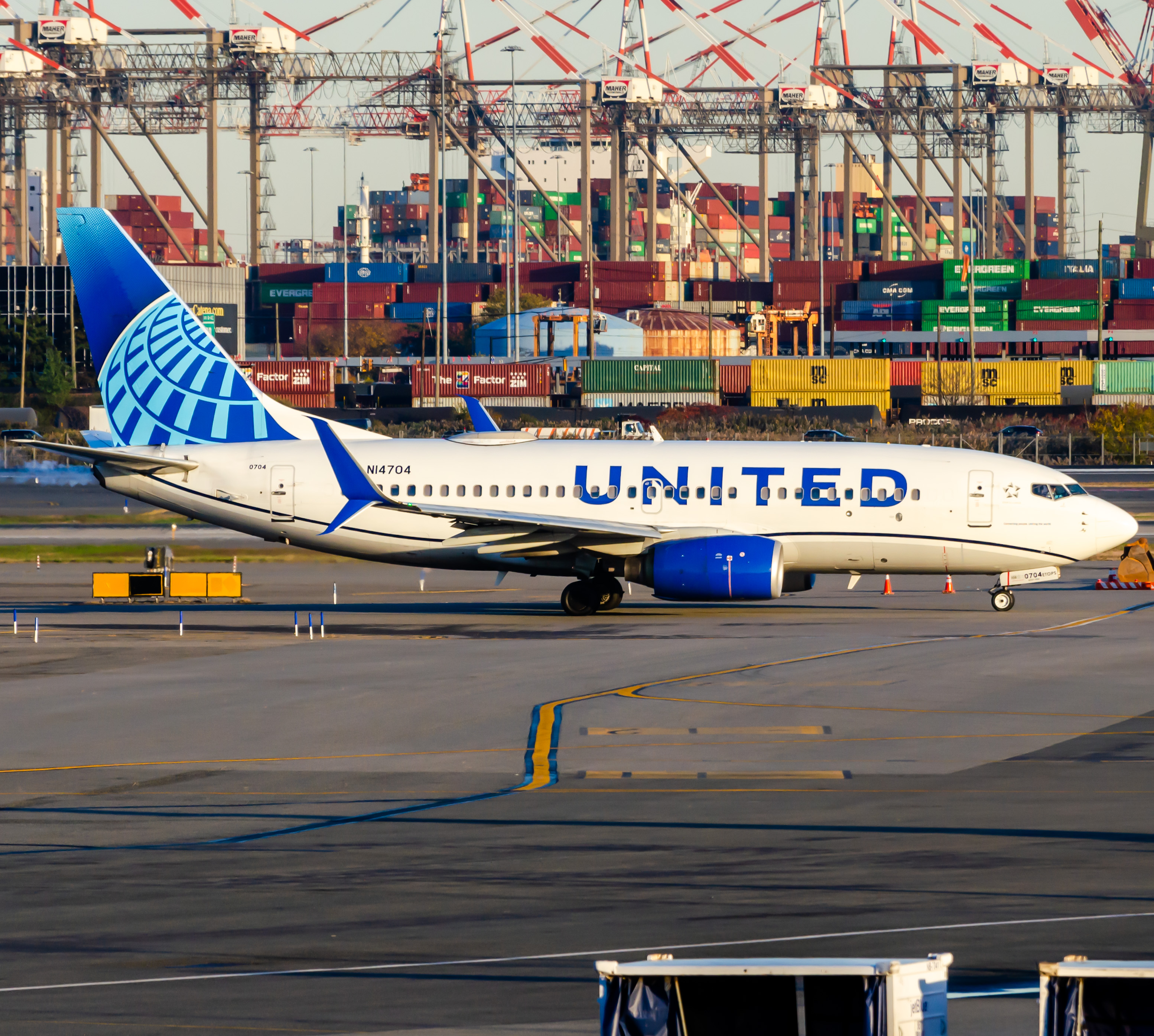 Full size: United Airlines Boeing 737-700 N14704 at Newark Liberty International Airport