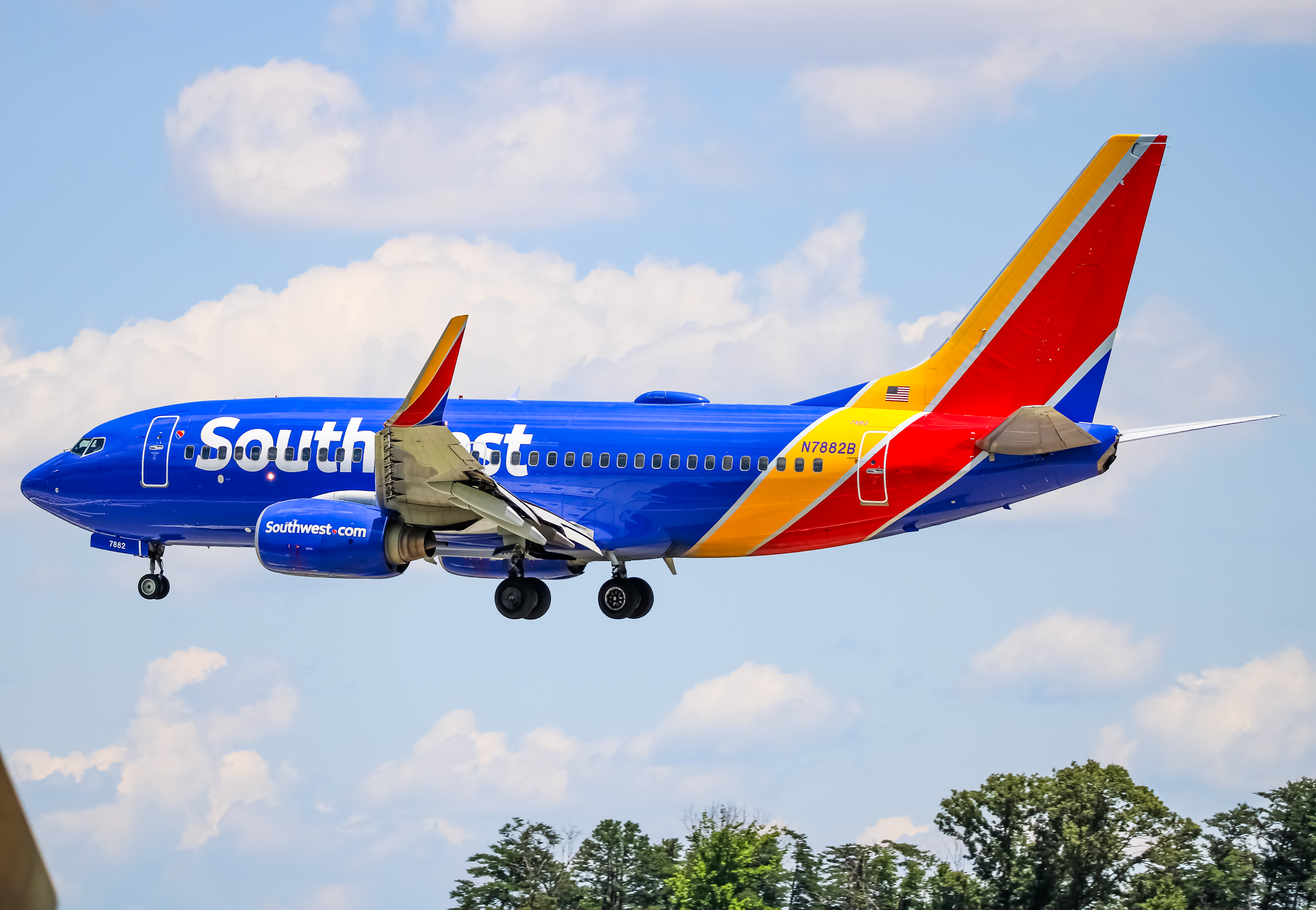 Full size: Southwest Airlines Boeing 737-700 N7882B at Baltimore/Washington International Thurgood Marshall Airport