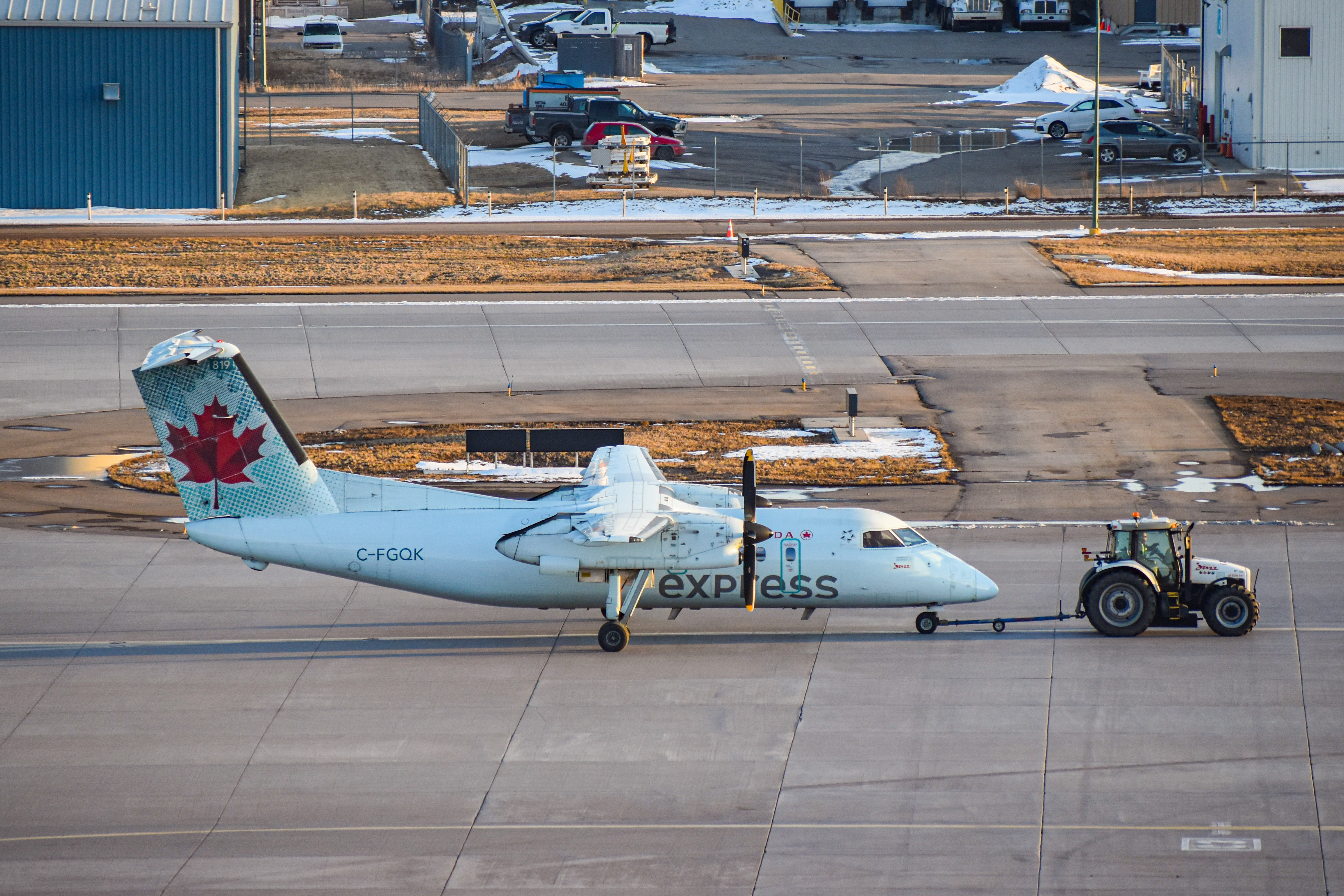Full size: Air Canada Express De Havilland Dash-8 q100 C-FGQK at Calgary International Airport