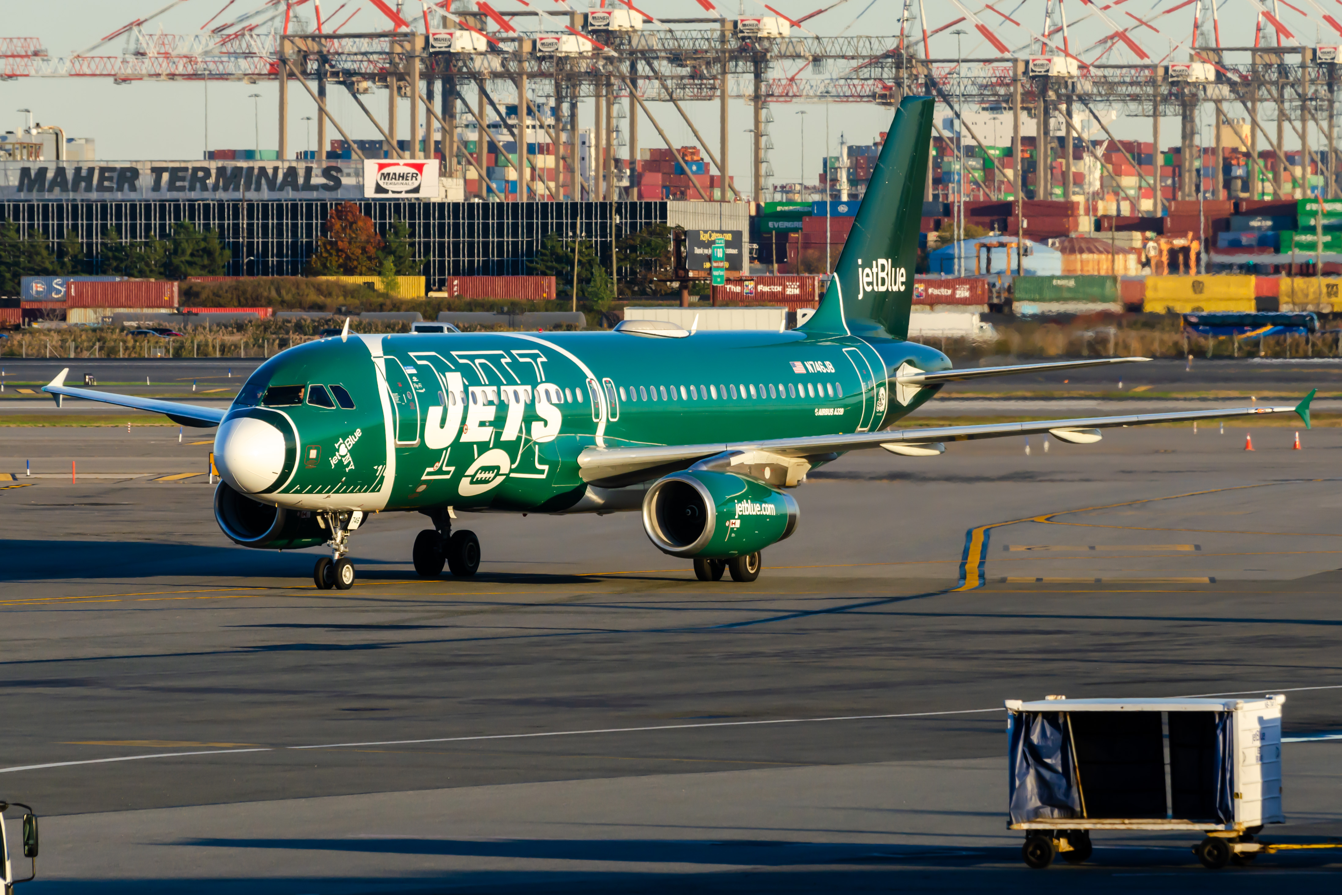 Full size: JetBlue Airways Airbus A320 N746JB at Newark Liberty International Airport