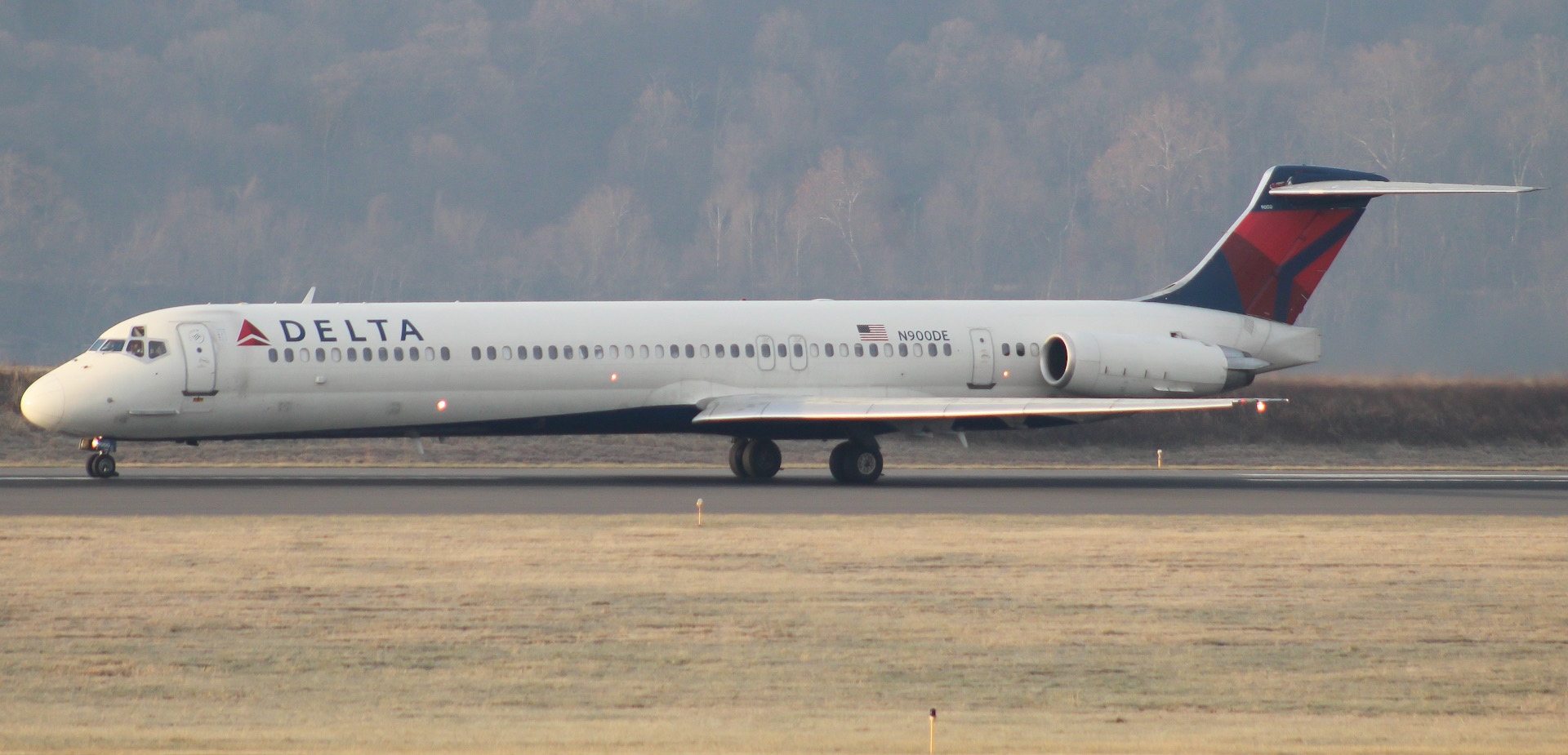 Full size: Delta Airlines McDonnell Douglas MD-88 N900DE at Harrisburg International Airport