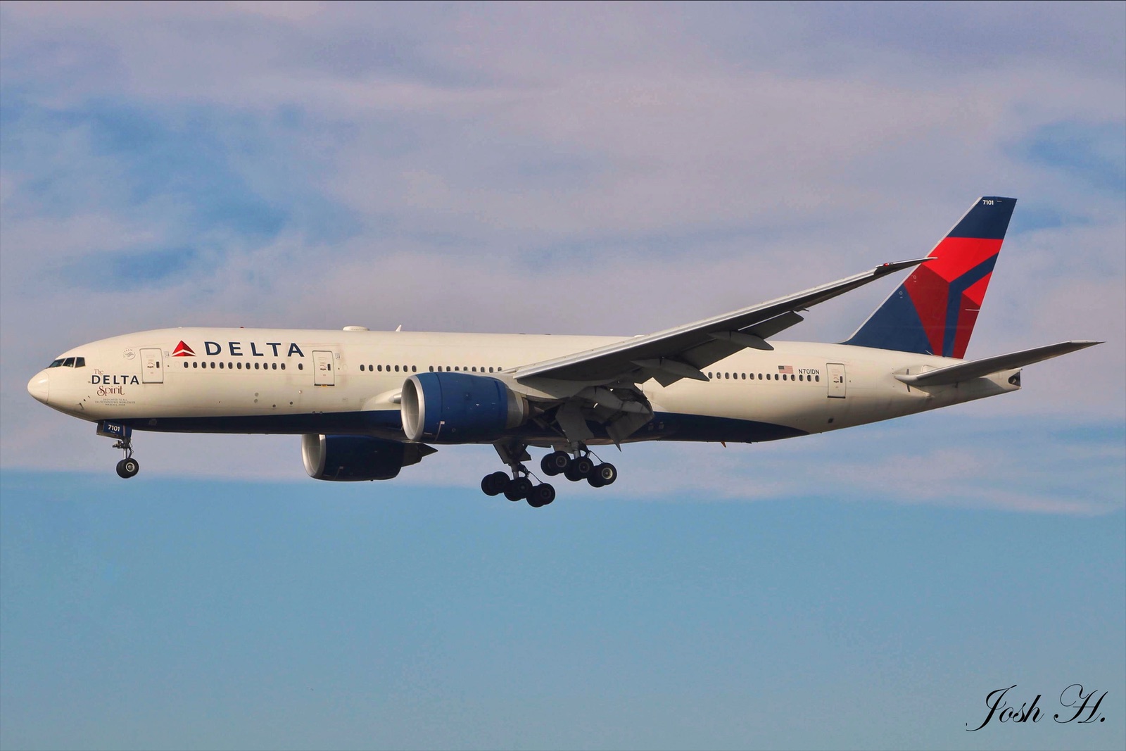 Full size: Delta Airlines Boeing 777-200LR N701DN at Los Angeles International Airport
