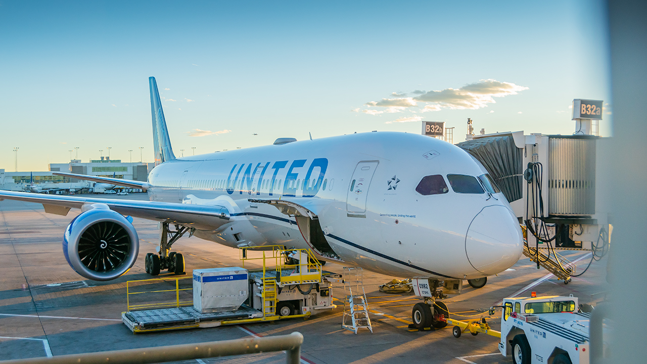 Full size: United Airlines Boeing 787-9 N25982 at Denver International Airport