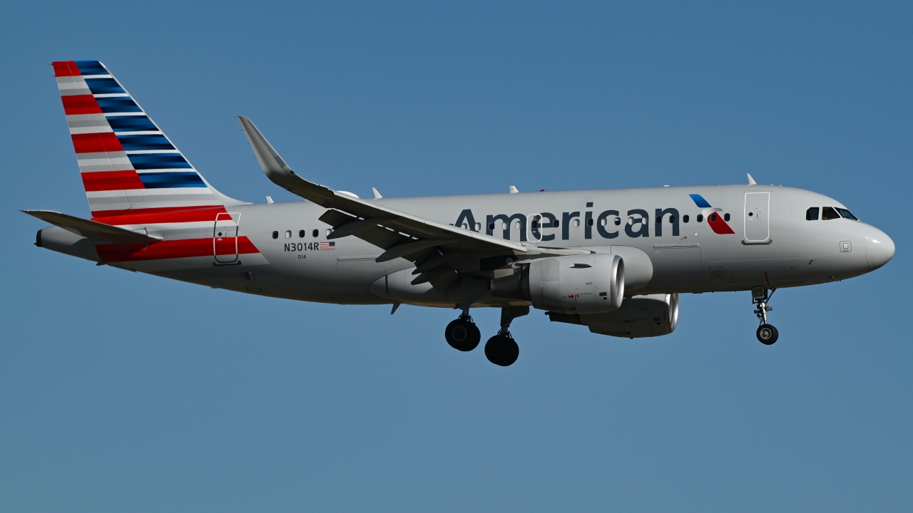 Full size: American Airlines Airbus A319 N3014R at Dallas-Fort Worth International Airport