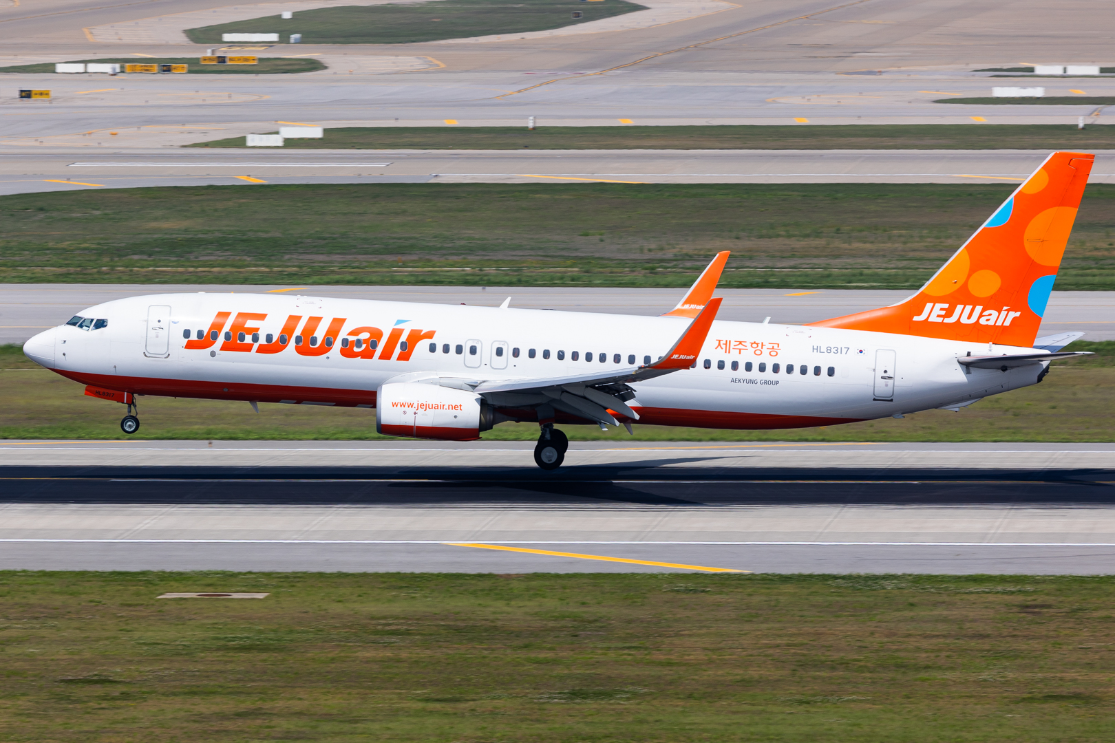 Full size: Jeju Air Boeing 737-800 HL8317 at Seoul-Incheon International Airport