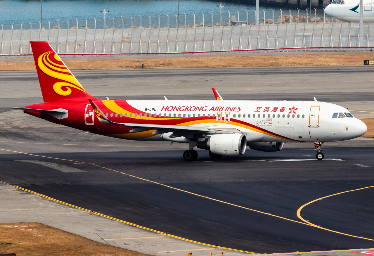 Full size: Hong Kong Airlines Airbus A320 B-LPL at Hong Kong International Airport