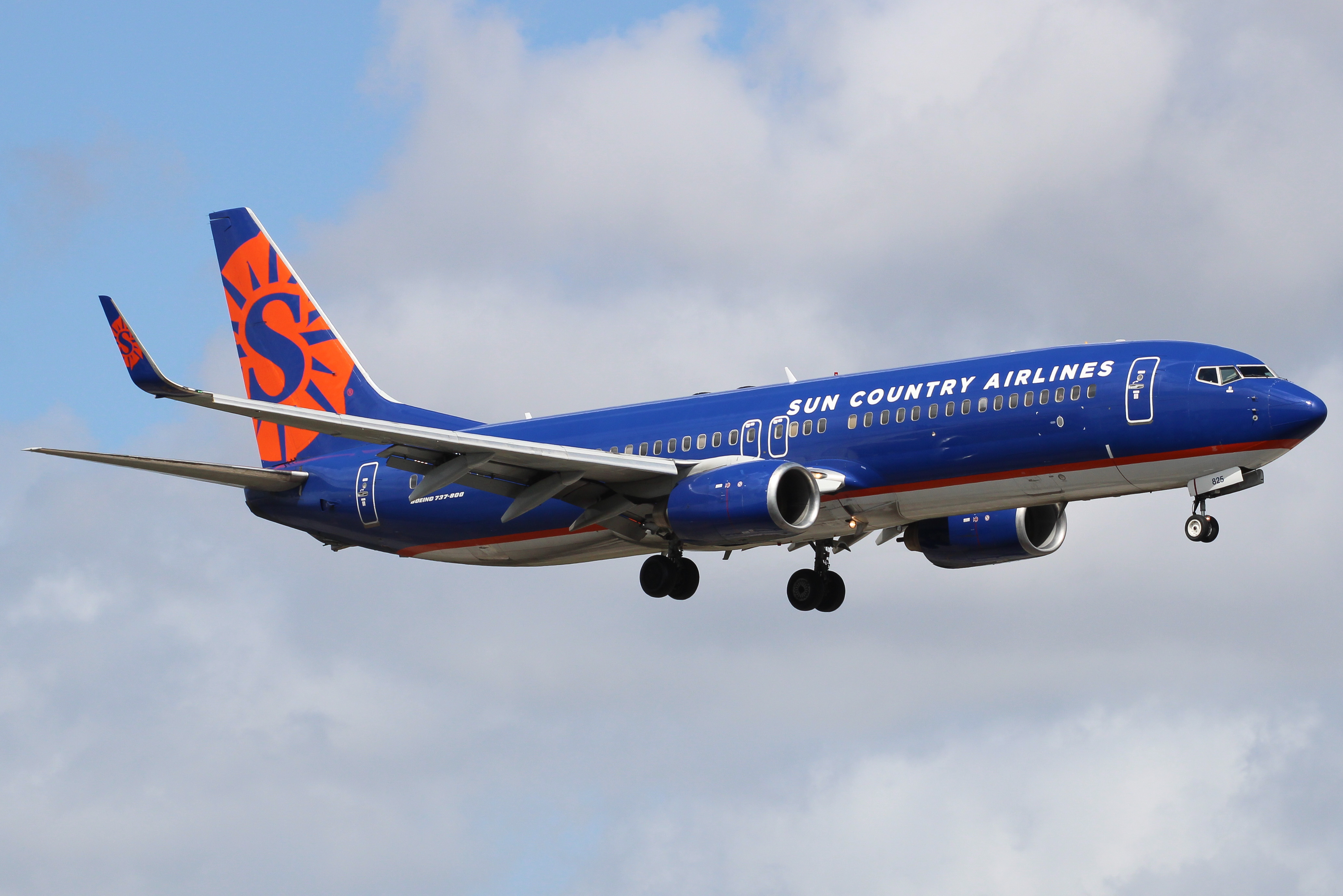 Full size: Sun Country Airlines Boeing 737-800 N825SY at Miami International Airport