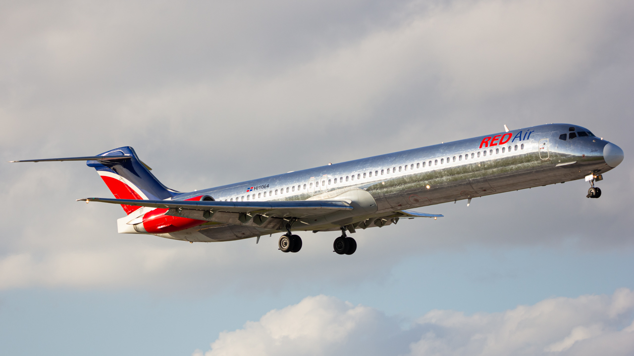 Full size: RedAir McDonnell Douglas MD-82 HI1064 at Miami International Airport