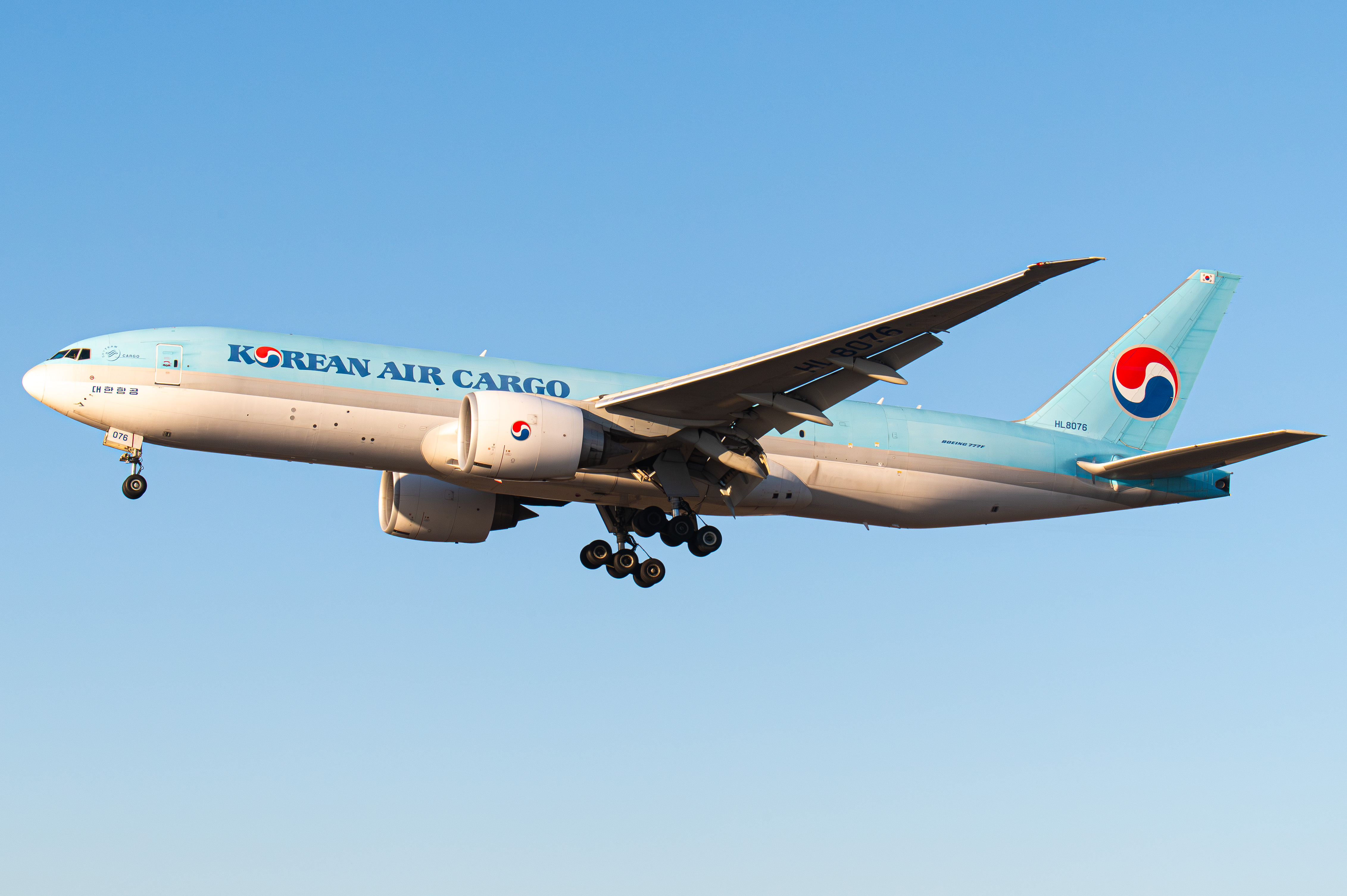 Full size: Korean Air Cargo Boeing 777F HL8076 at Los Angeles International Airport