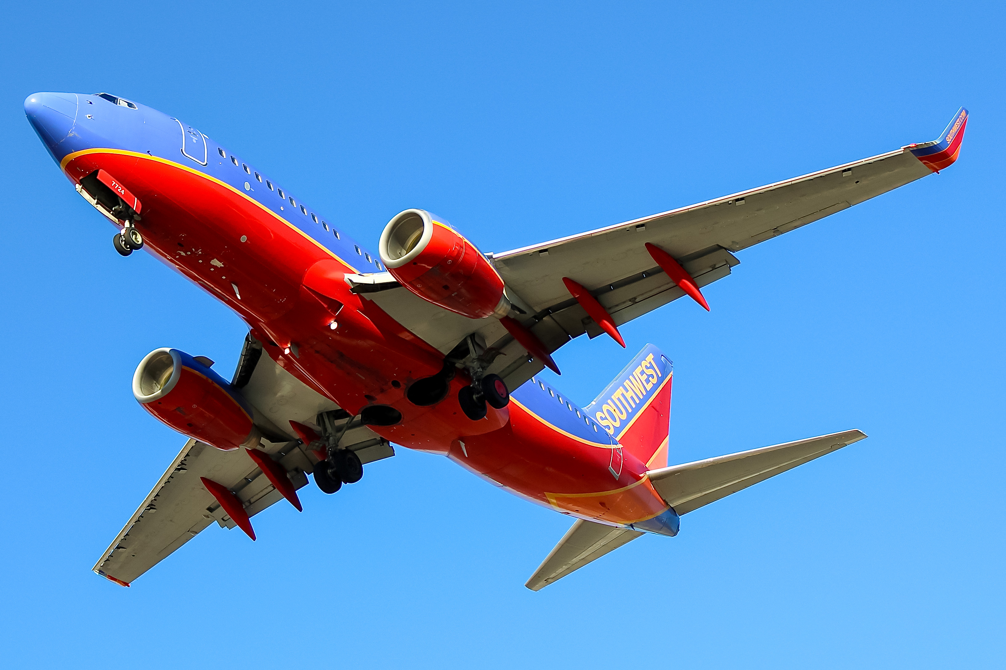 Full size: Southwest Airlines Boeing 737-700 N7724A at General Mitchell International Airport