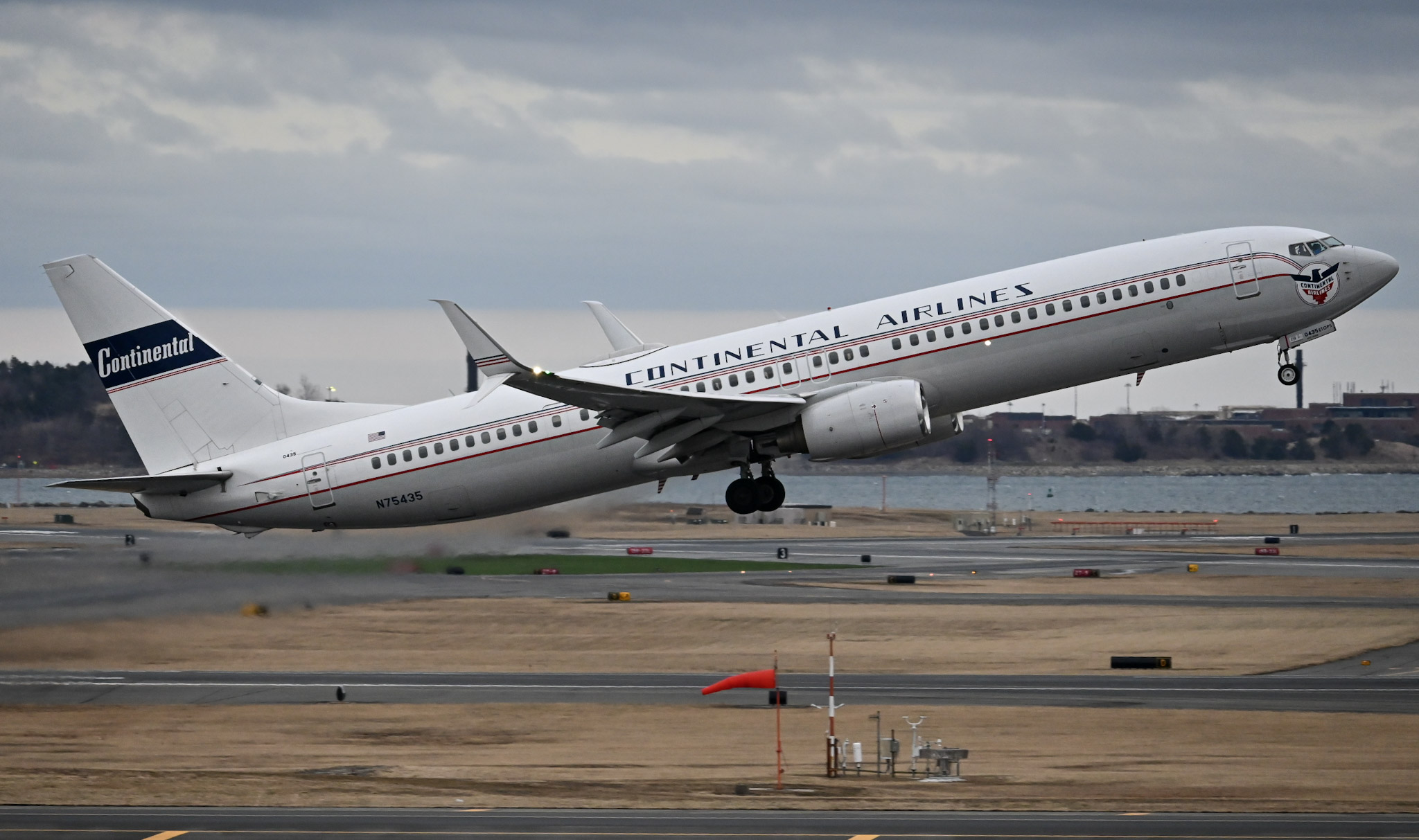Full size: United Airlines Boeing 737-900ER N75435 at General Edward Lawrence Logan International Airport