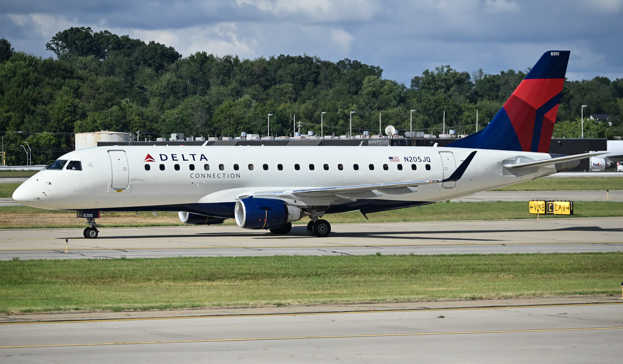 Full size: Delta Connection Embraer E175 N205JQ at Pittsburgh International Airport