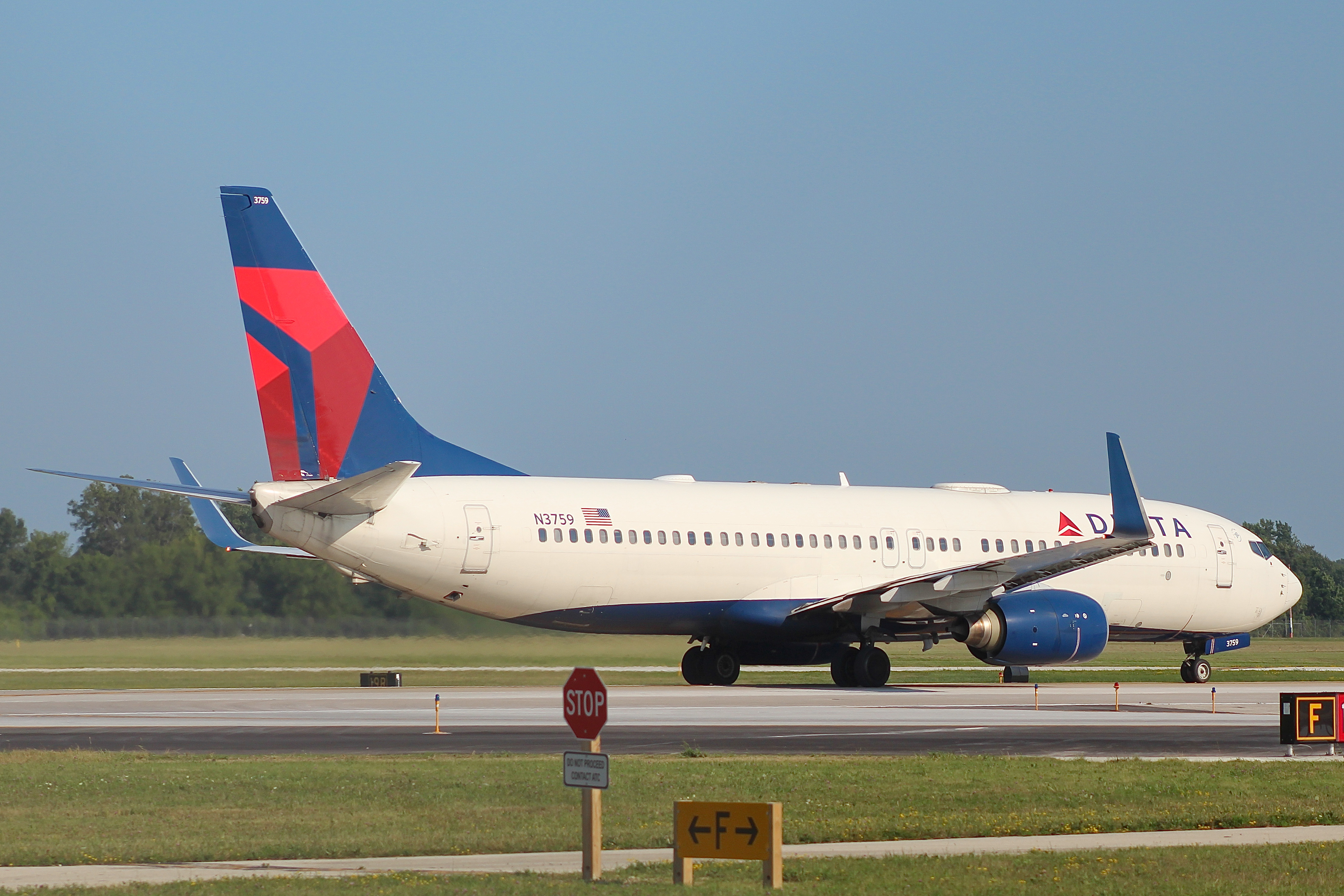 Full size: Delta Airlines Boeing 737-800 N3759 at General Mitchell International Airport