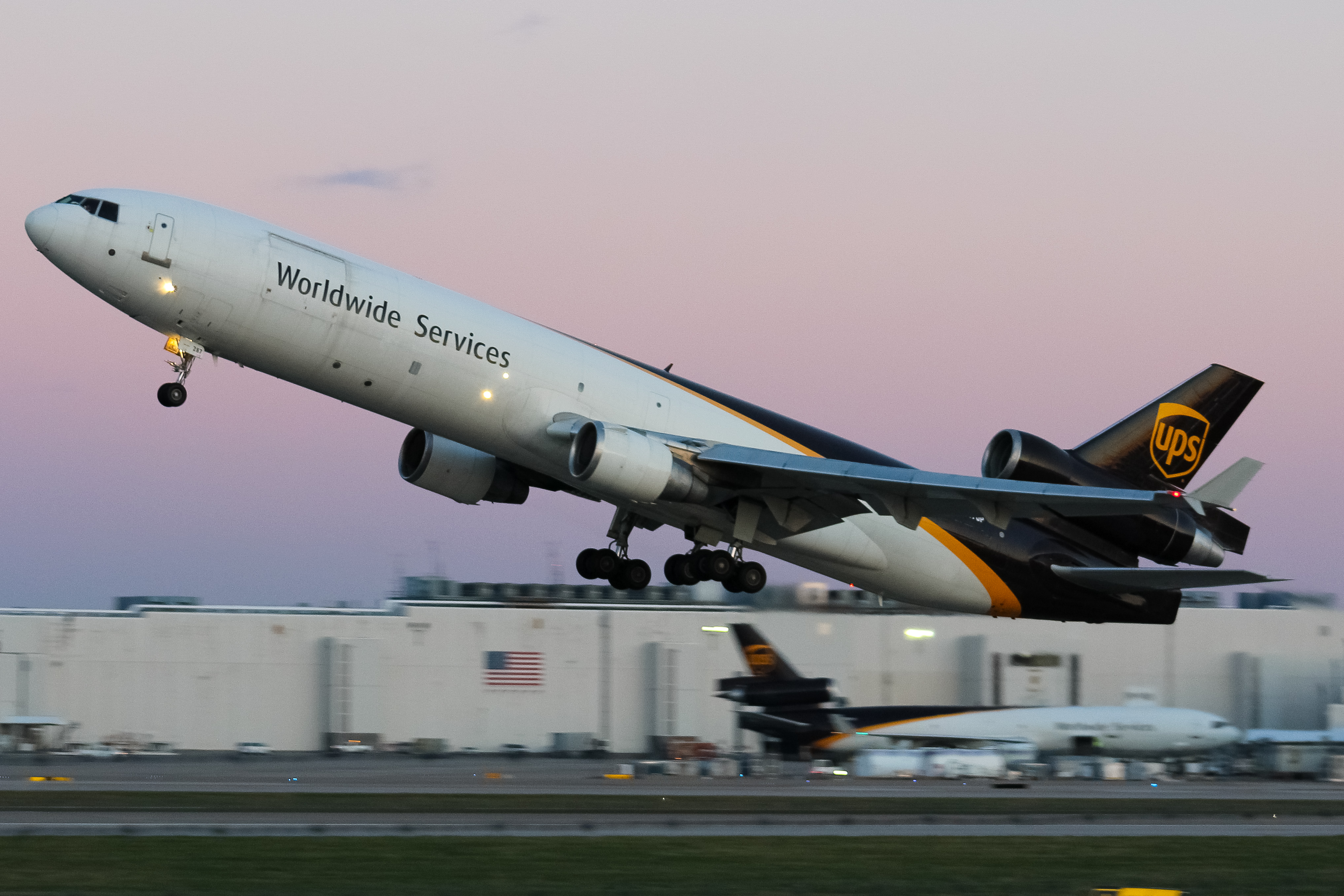 Full size: United Parcel Service McDonnell Douglas MD-11F N287UP at Louisville Muhammad Ali International Airport