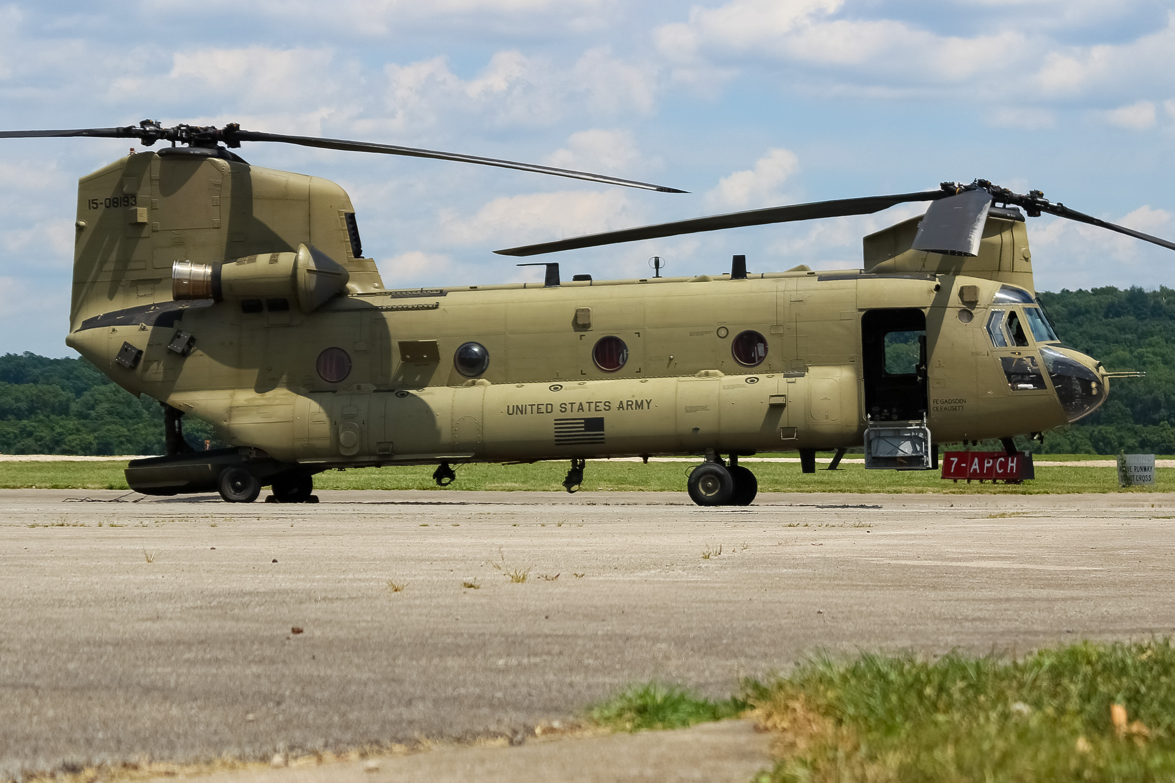 Full size: US Army  Boeing CH-47 Chinook 15-08193 at Cincinnati Municipal Airport/Lunken Field