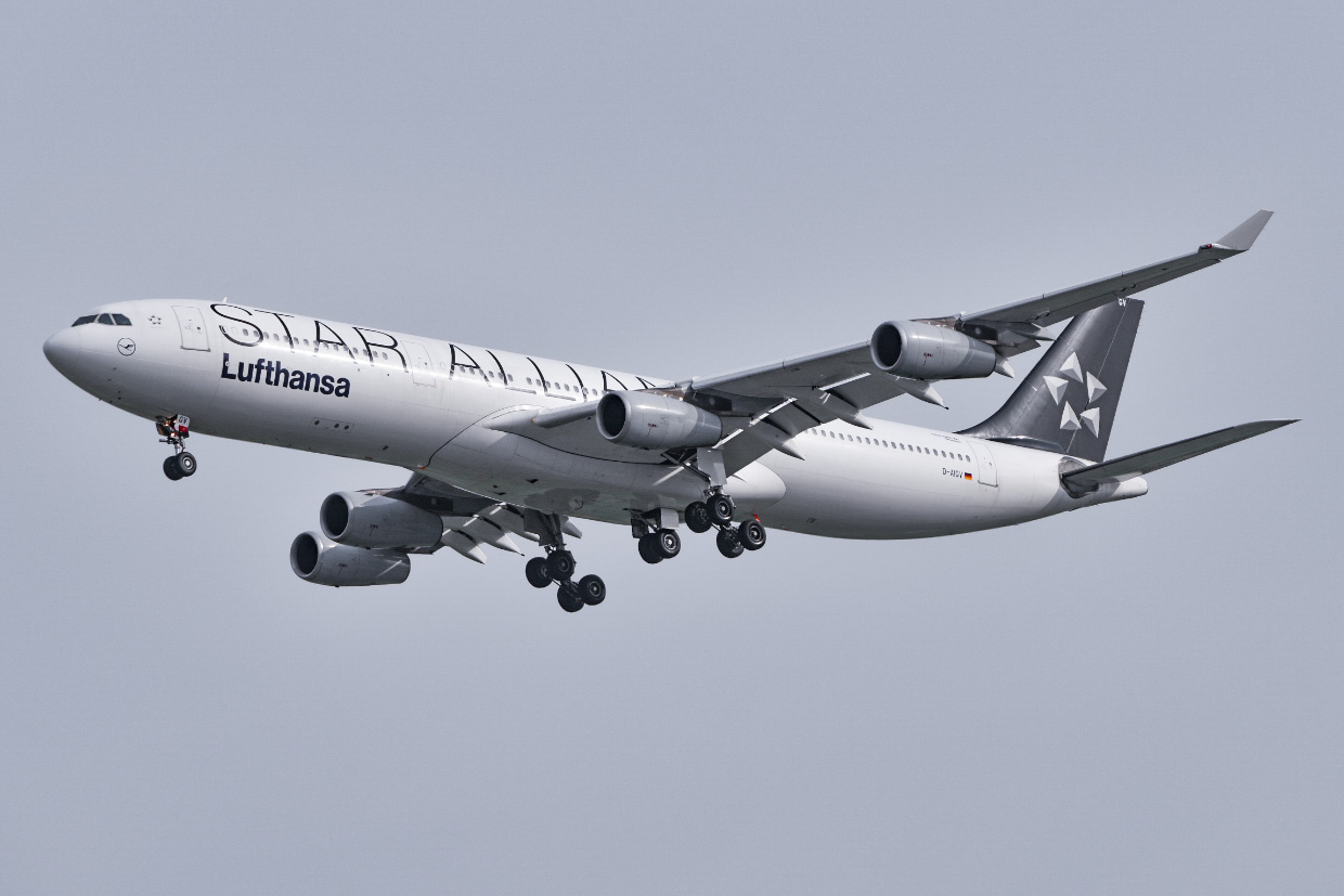 Full size: Lufthansa Airbus A340-300 D-AIGV at Singapore-Changi Airport