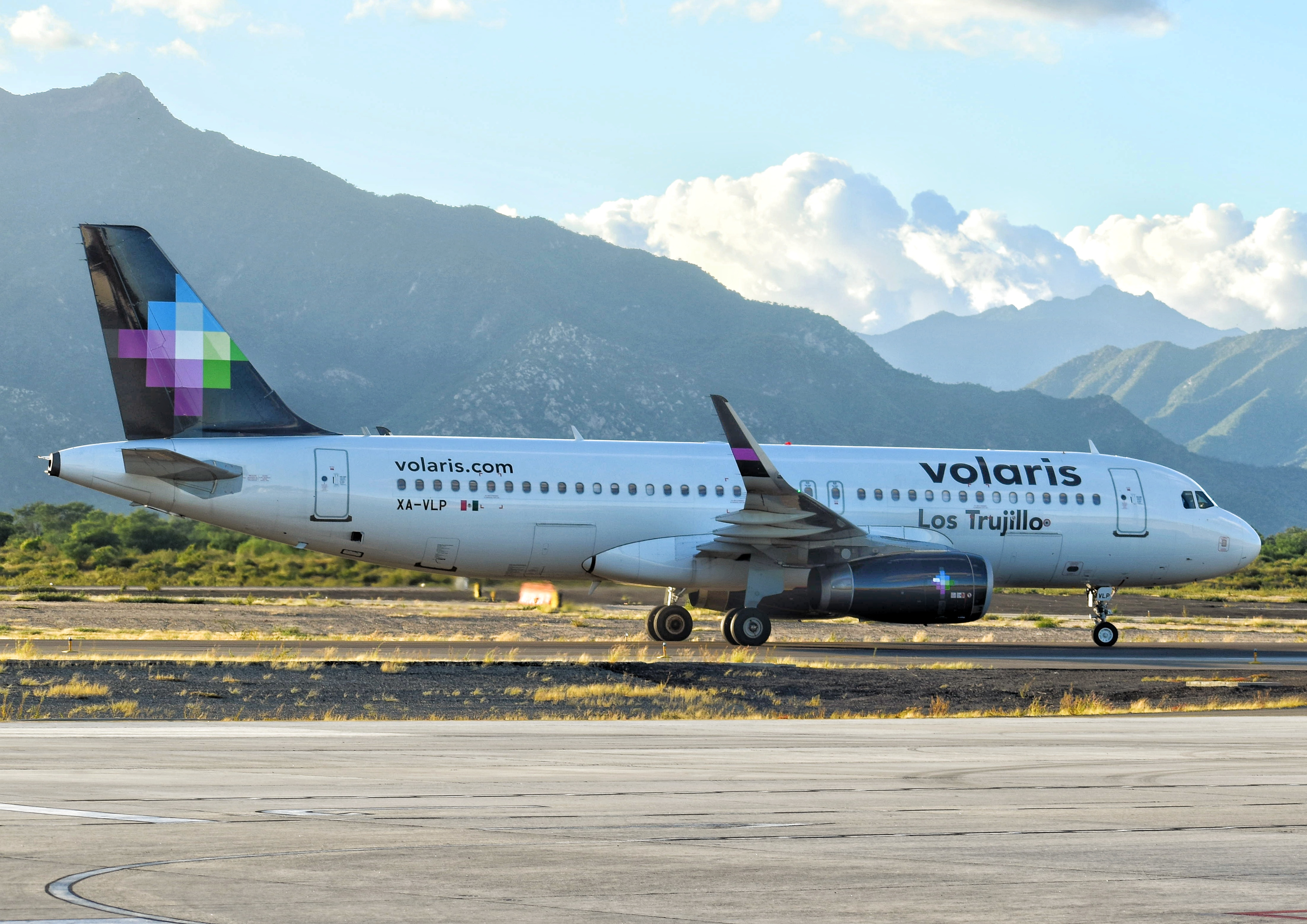 Full size: Volaris Airbus A320 XA-VLP at San Jose del Cabo Los Cabos International Airport
