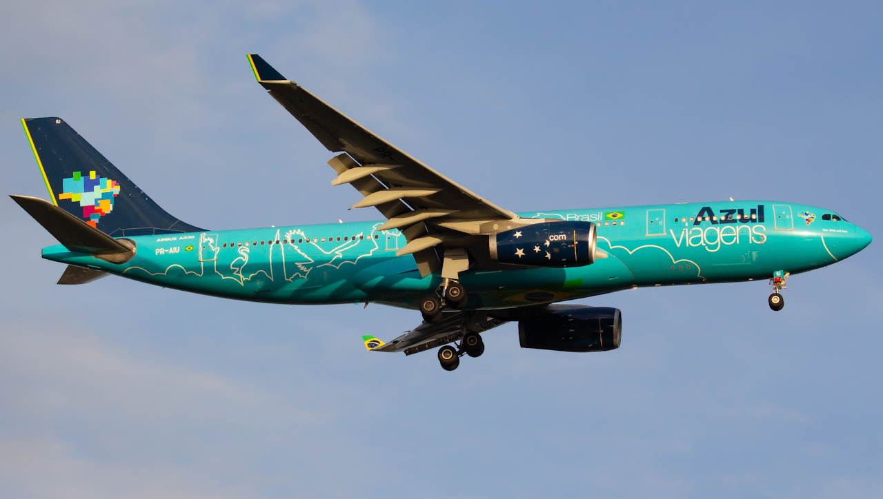 Full size: Azul Brazilian Airlines Airbus A330-200 PR-AIU at Orlando International Airport