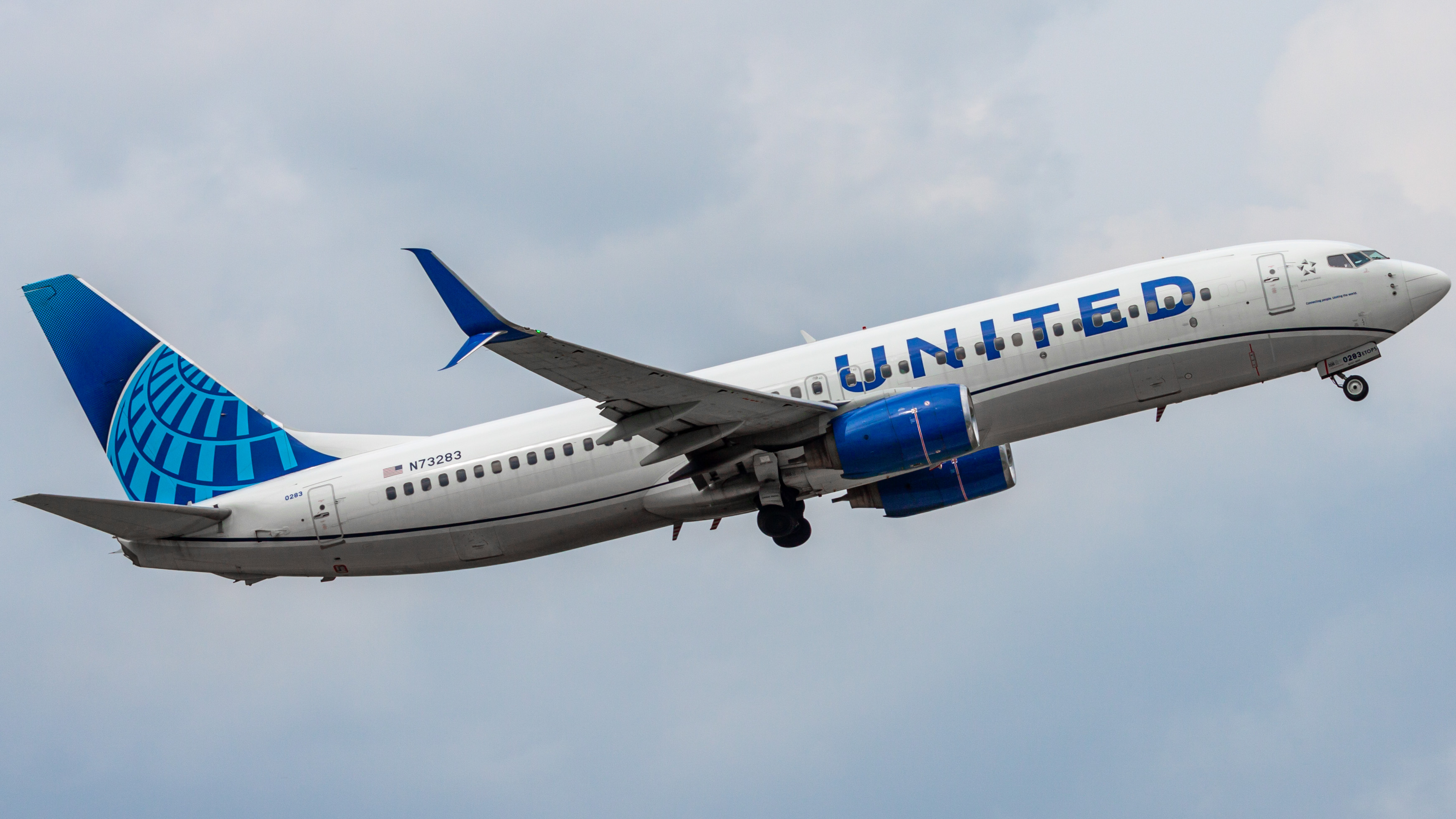 Full size: United Airlines Boeing 737-800 N73283 at Houston-George Bush Intercontinental Airport