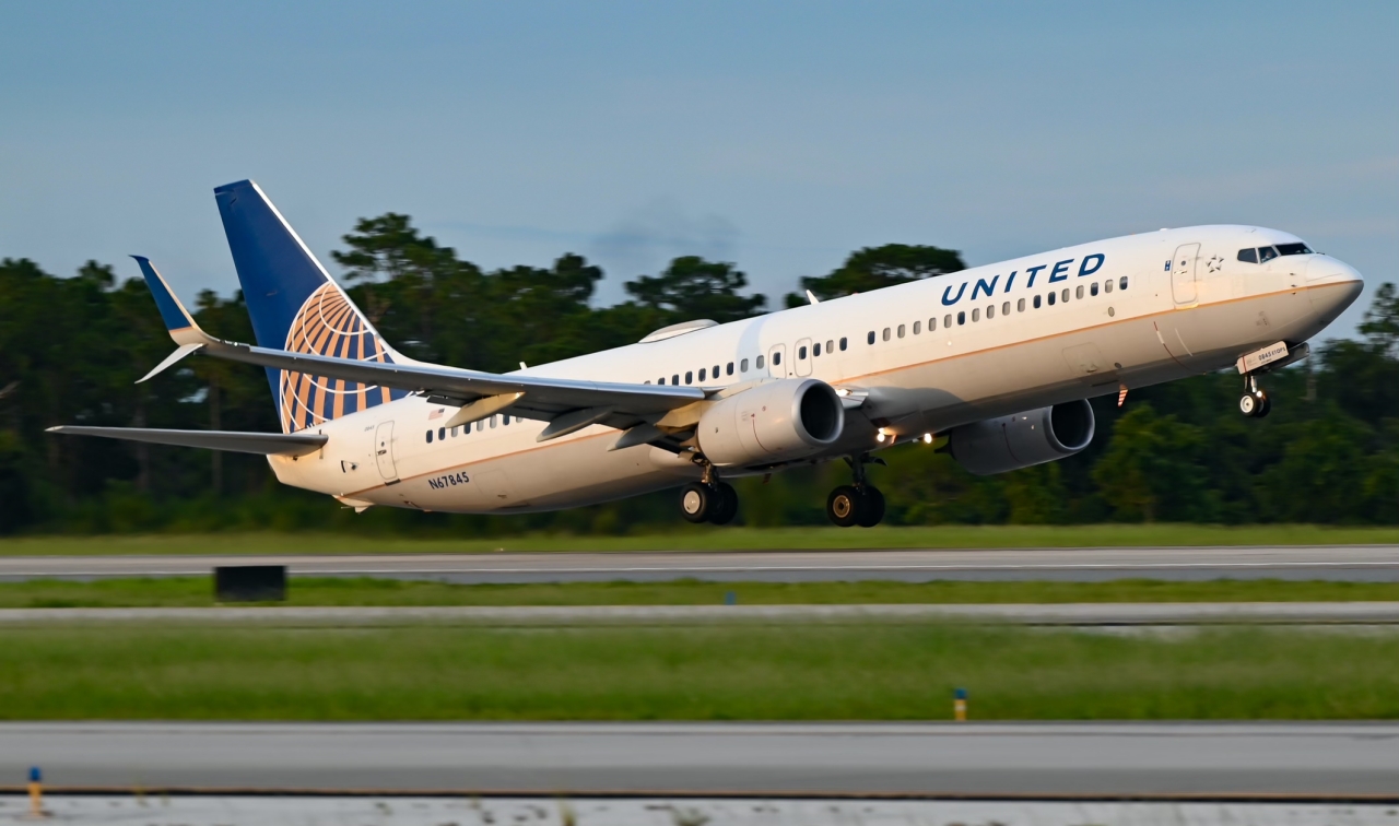Full size: United Airlines Boeing 737-900ER N67845 at Orlando International Airport