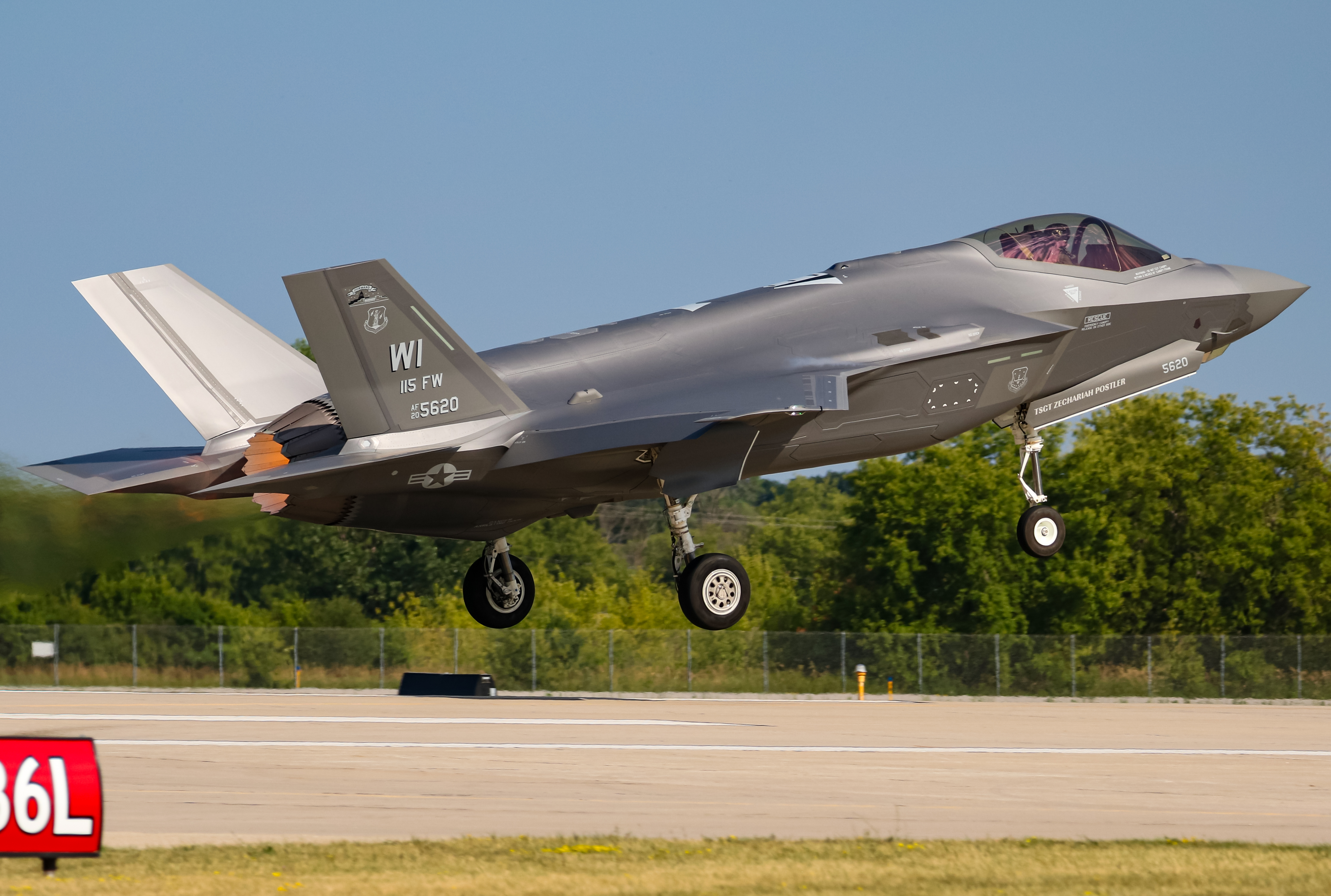 Full size: USAF - United States Air Force Lockheed Martin F-35 Lightning 20-5620 at Wittman Regional Airport