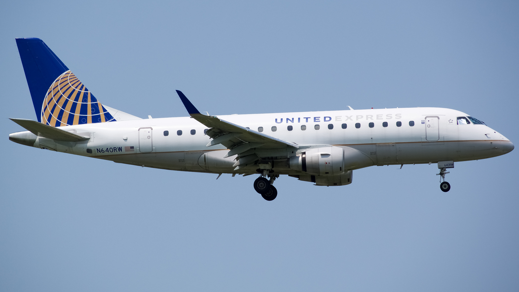 Full size: United Express Embraer E170 N640RW at Chicago O'Hare International Airport