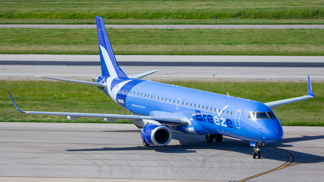 Full size: Breeze Airways Embraer E195 N193BZ at John Glenn Columbus International Airport