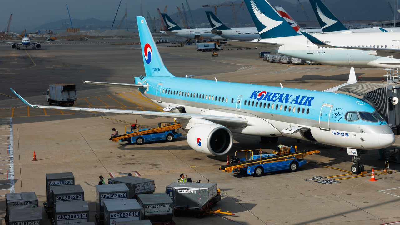 Full size: Korean Air Airbus A220-300 HL8092 at Hong Kong International Airport
