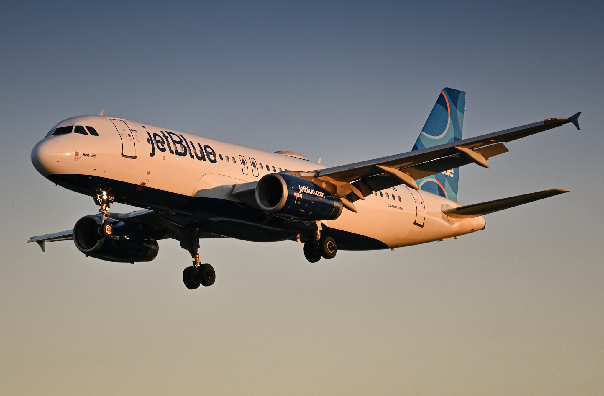 Full size: JetBlue Airways Airbus A320 N563JB at Orlando International Airport