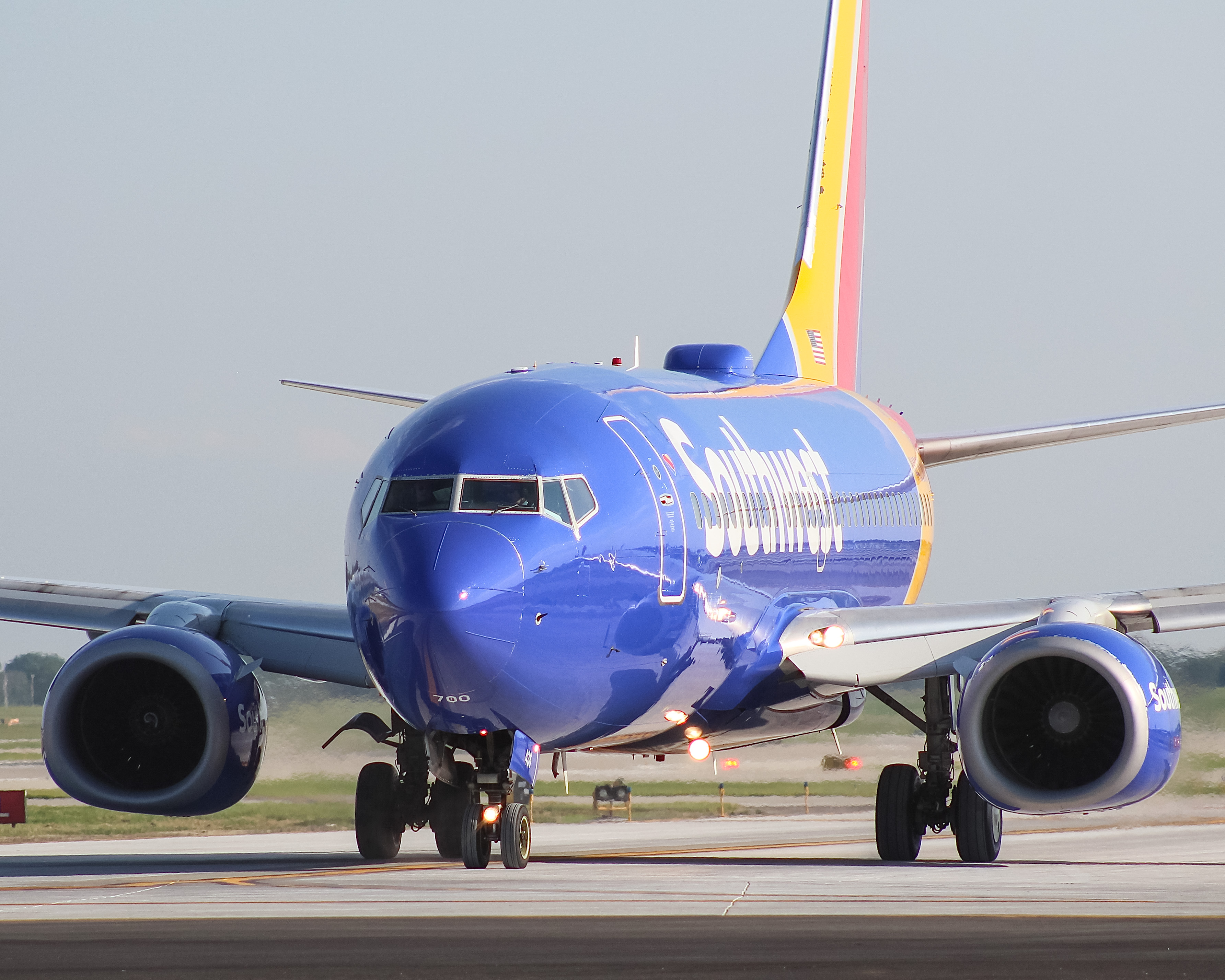 Full size: Southwest Airlines Boeing 737-700 N436WN at General Mitchell International Airport