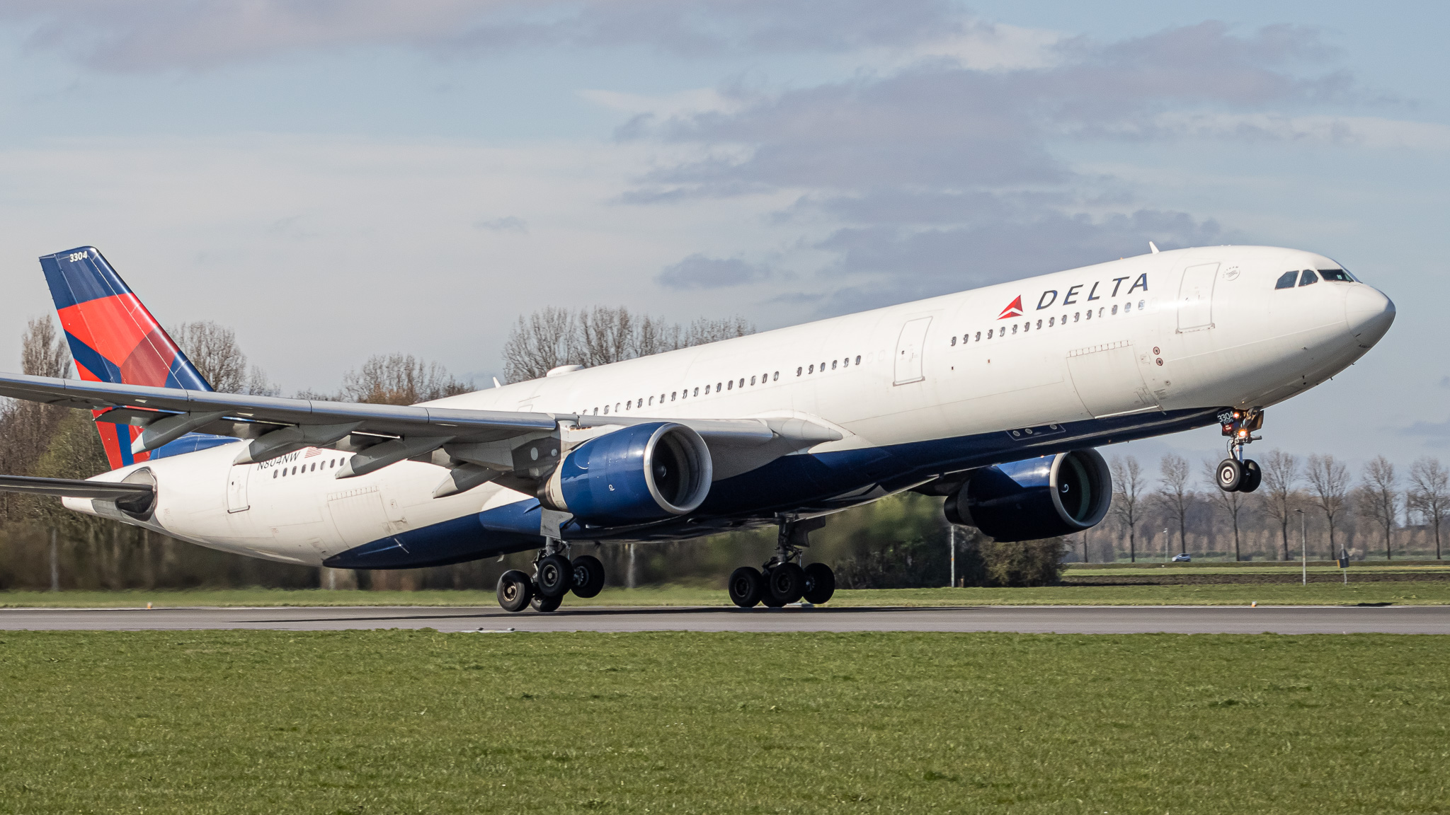 Full size: Delta Airlines Airbus A330-300 N804NW at Amsterdam Schiphol Airport